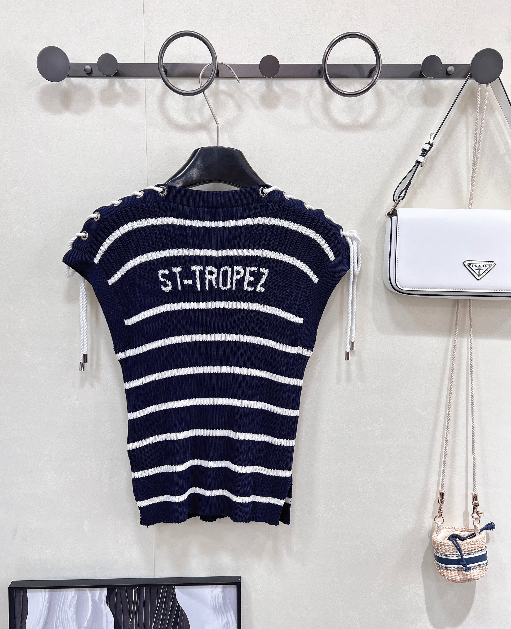 디올(DIOR) 스트라이프 숄더 버튼 꼬임 니트 베스트 의류