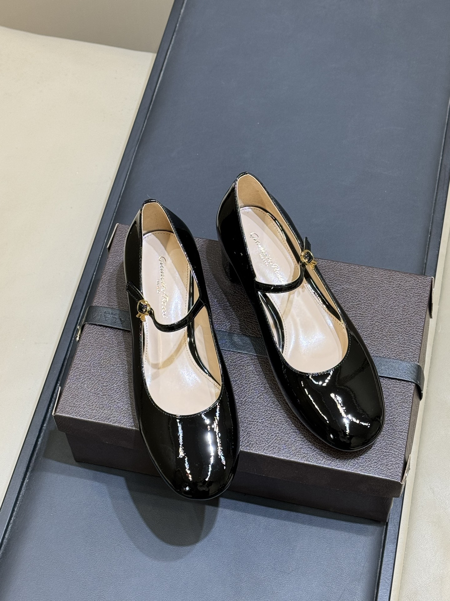 지안비토 로시(Gianvito Rossi) 메리제인 힐 신발