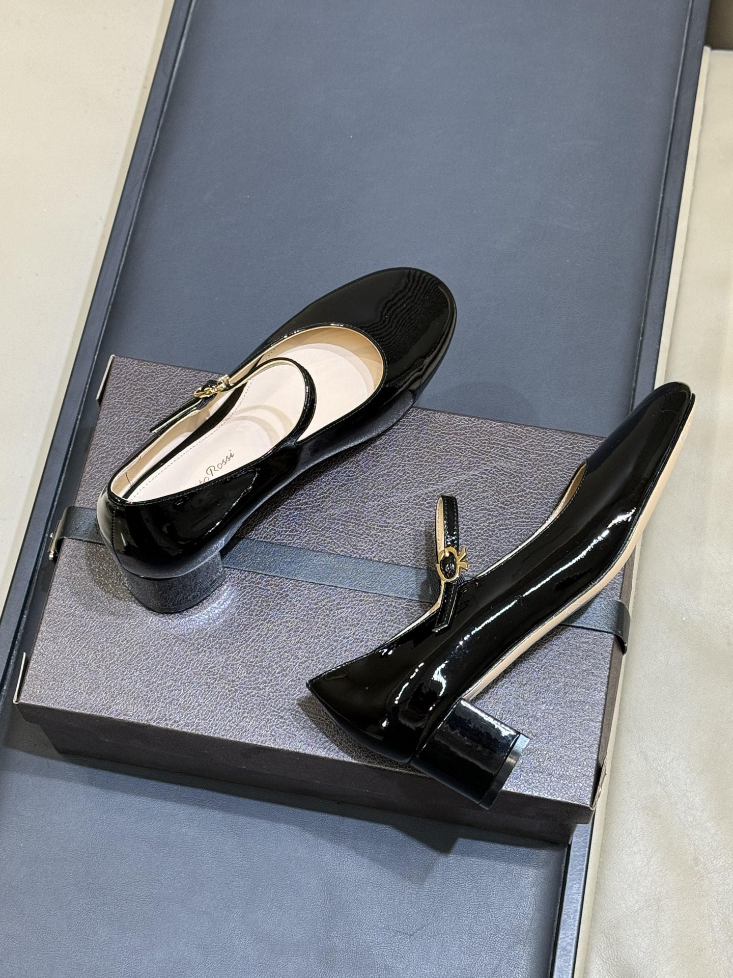 지안비토 로시(Gianvito Rossi) 메리제인 힐 신발