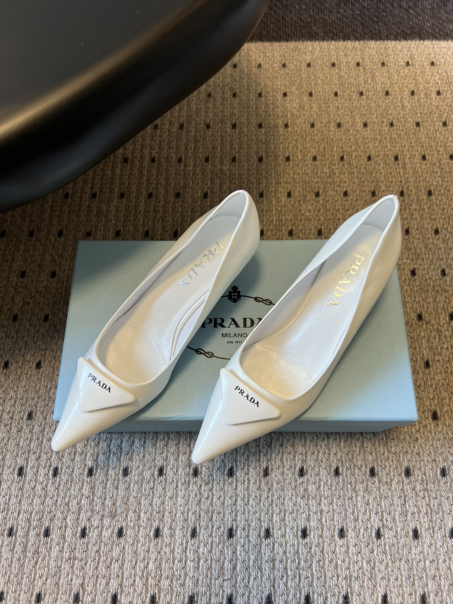 프라다(PRADA) 토 미드힐 펌프스 신발