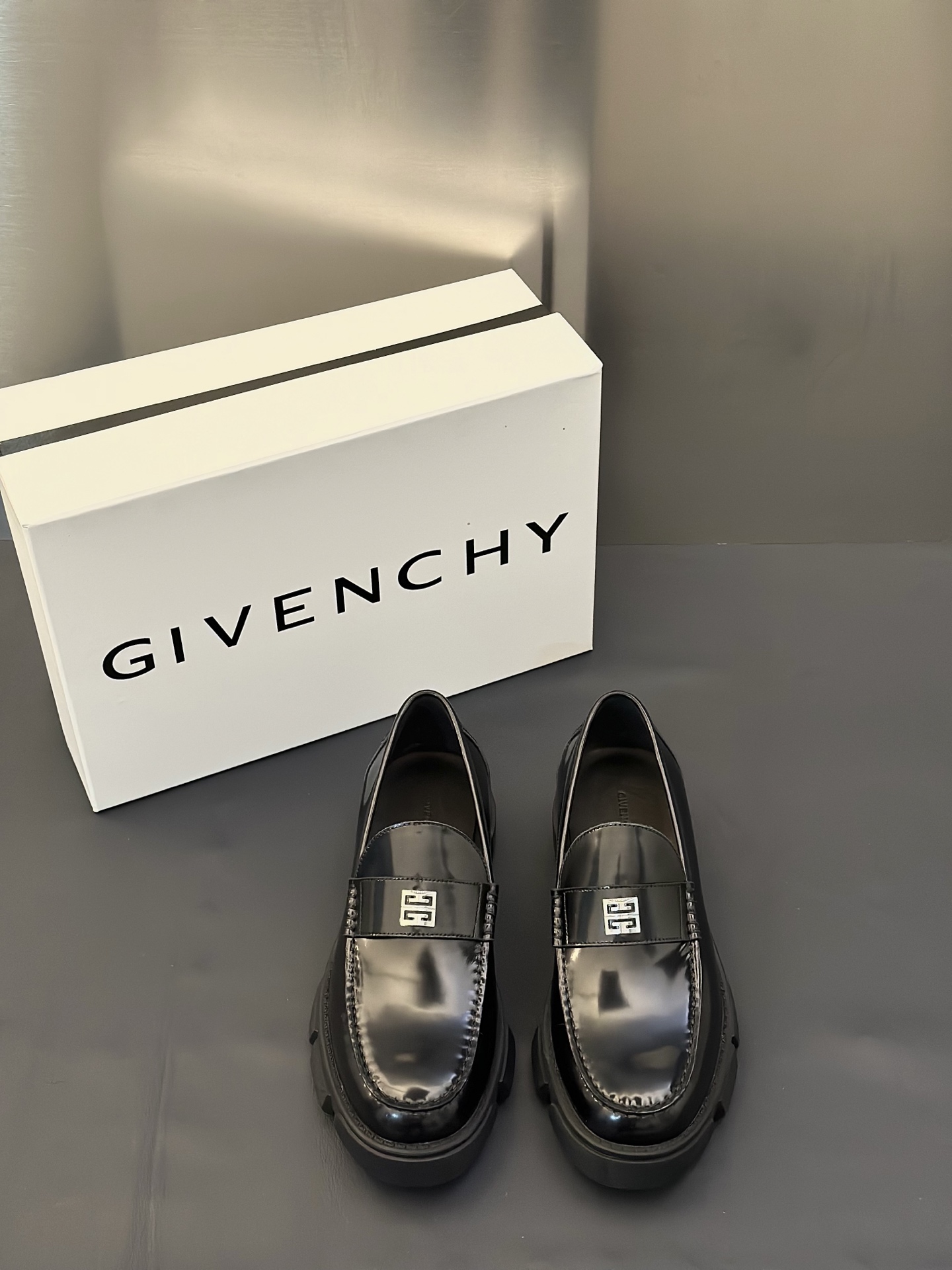 지방시(GIVENCHY show) 쇼 컬렉션 남성 레더 로우 로퍼 구두 신발