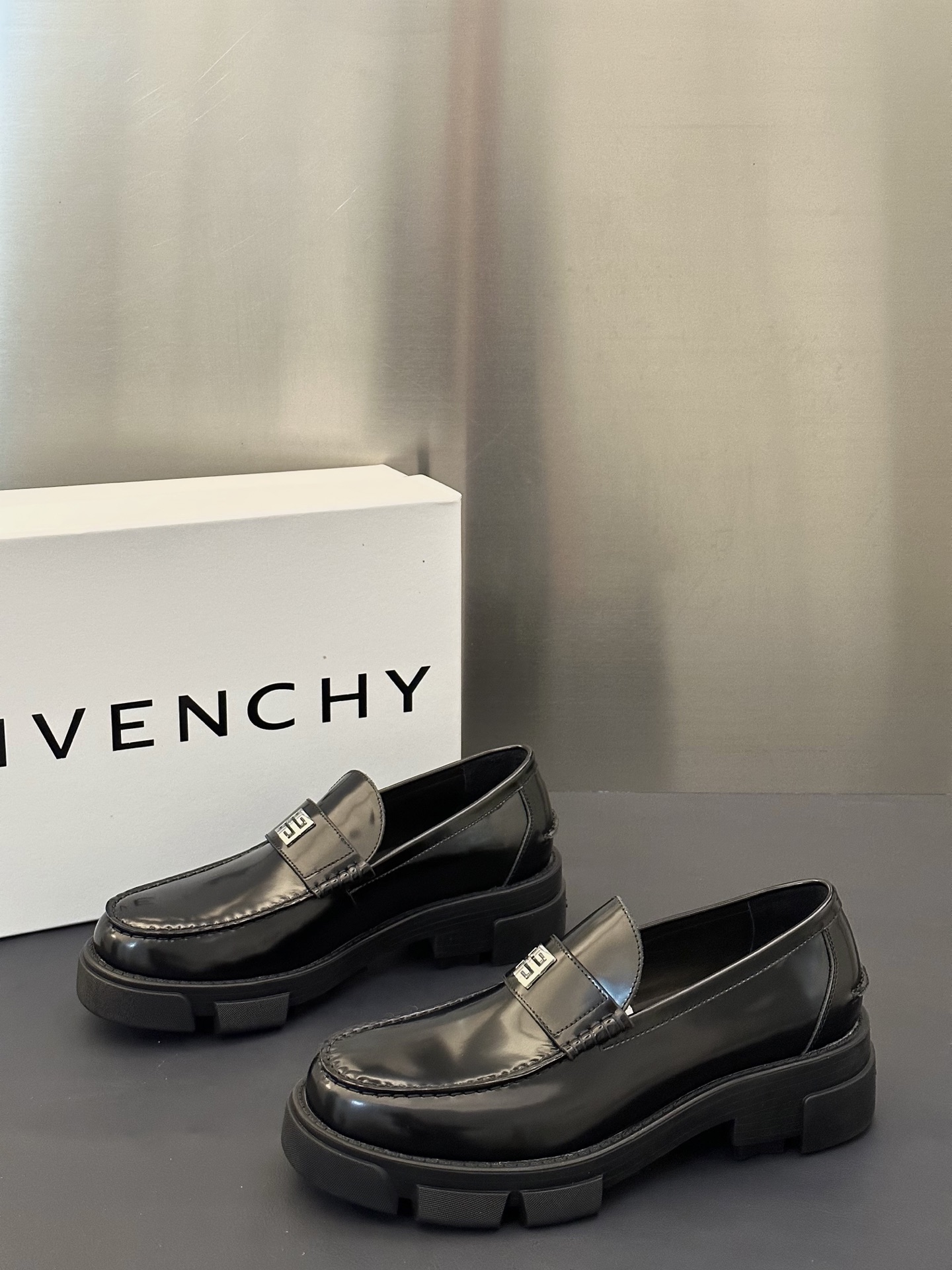 지방시(GIVENCHY show) 쇼 컬렉션 남성 레더 로우 로퍼 구두 신발