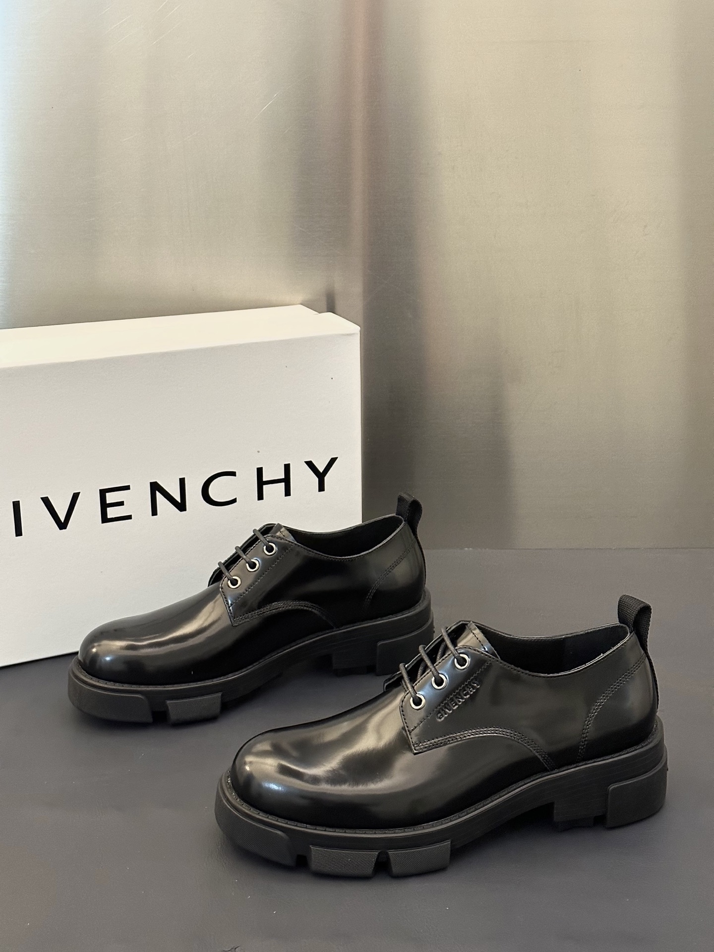 지방시(GIVENCHY show) 쇼 컬렉션 남성 레더 로우 구두 신발