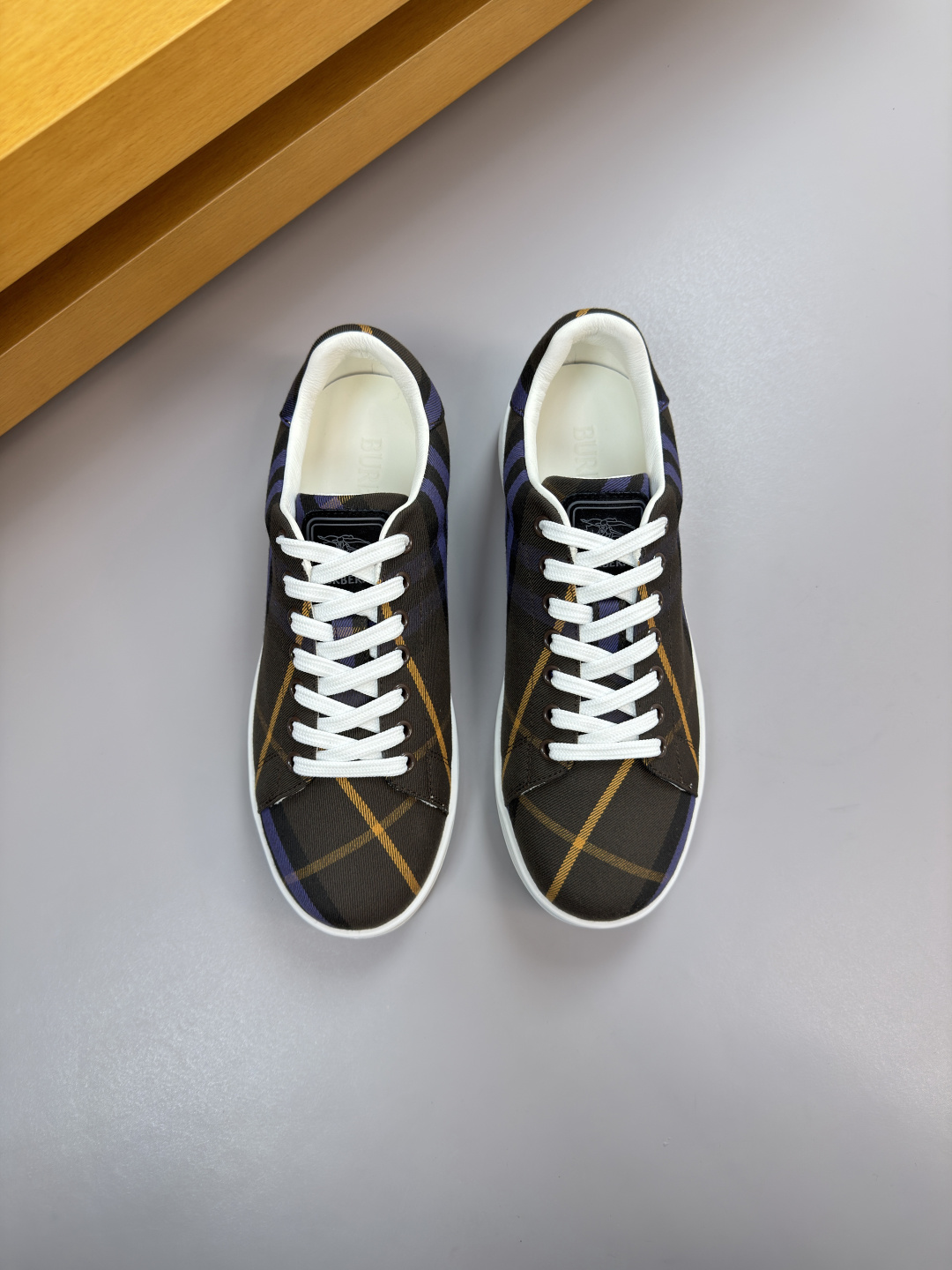 버버리(BURBERRY) 하이엔드 캐주얼 스니커즈 신발