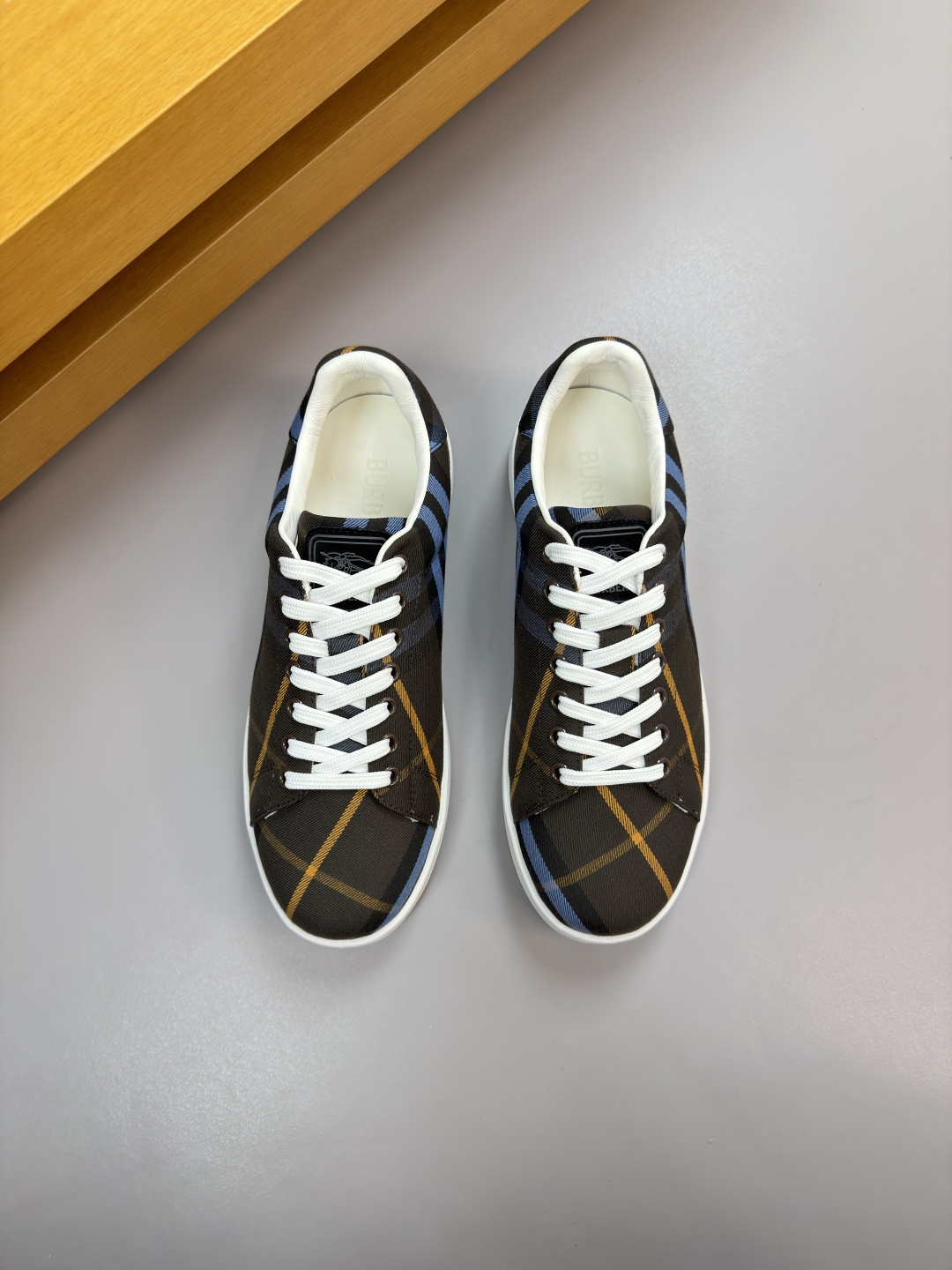 버버리(BURBERRY) 하이엔드 캐주얼 스니커즈 신발