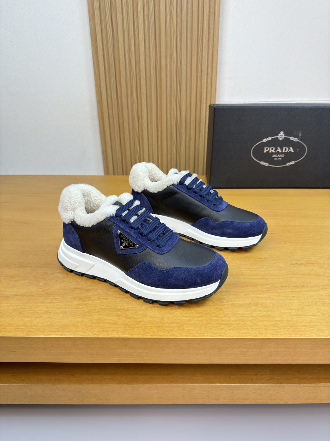 프라다(PRADA) 하이엔드 양털 안감 캐주얼 스니커즈 신발