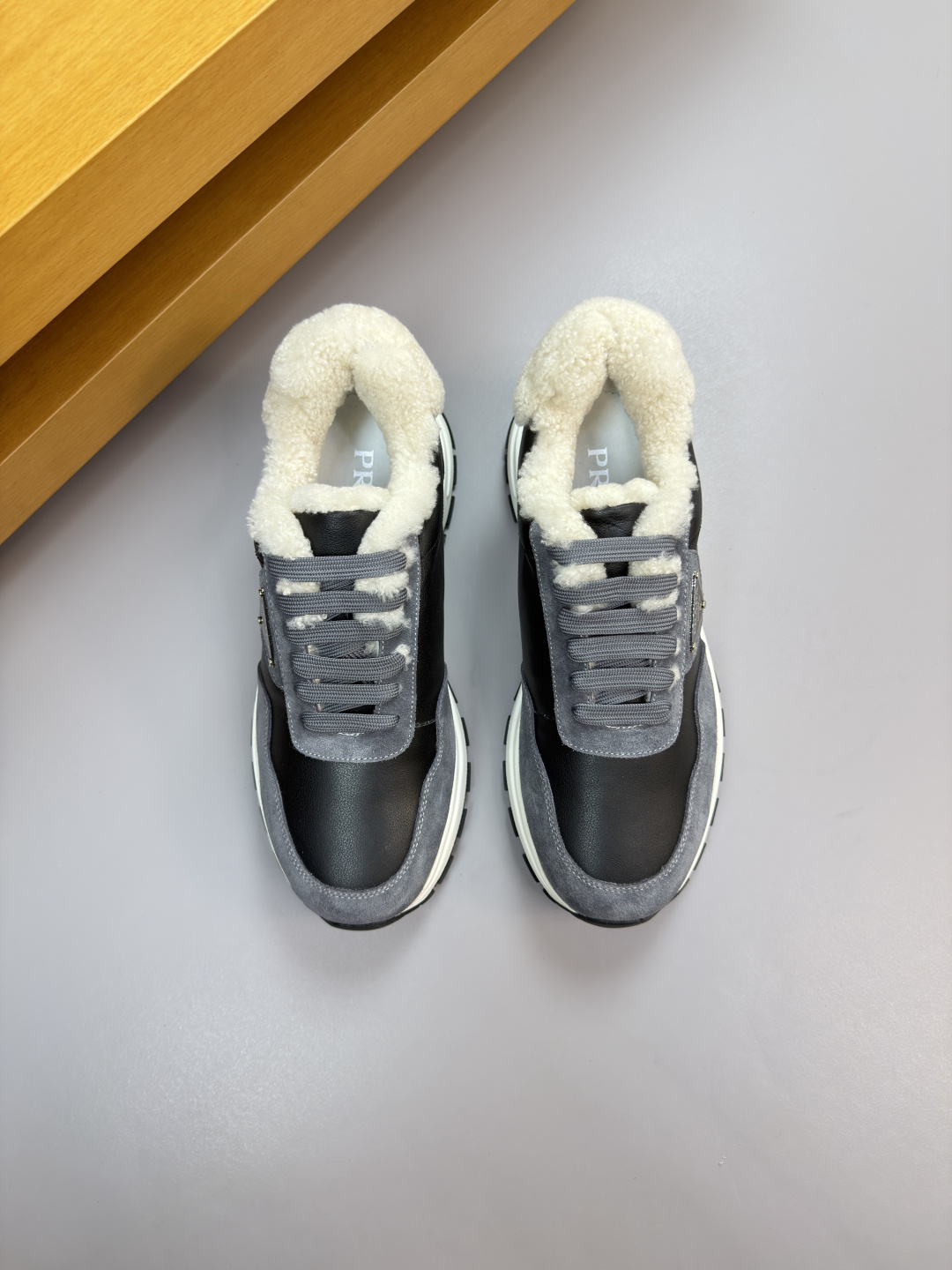 프라다(PRADA) 하이엔드 양털 안감 캐주얼 스니커즈 신발