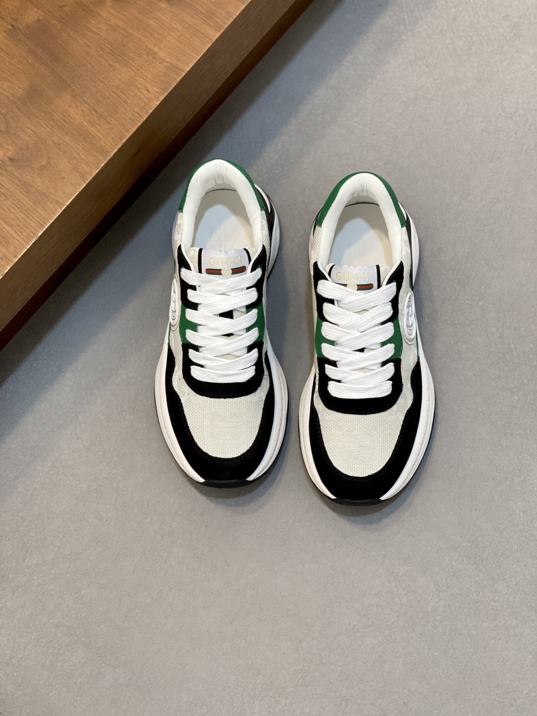 구찌(GUCCI) 빈티지 무드 데일리 스니커즈 신발