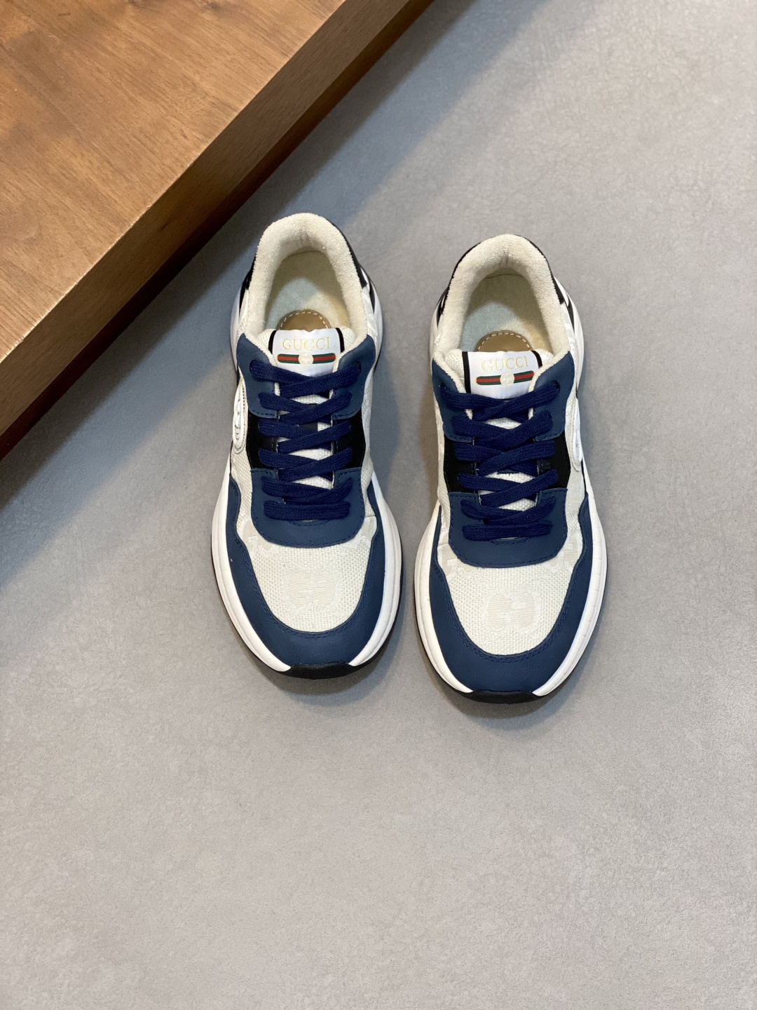 구찌(GUCCI) 빈티지 무드 데일리 스니커즈 신발