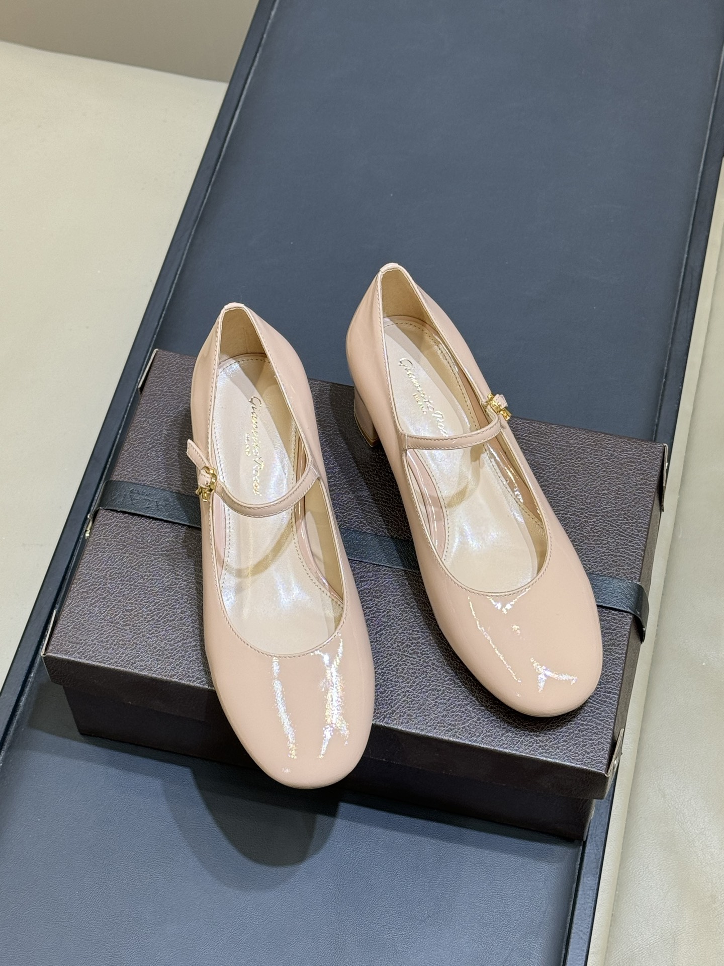 지안비토 로시(Gianvito Rossi) 메리제인 힐 신발