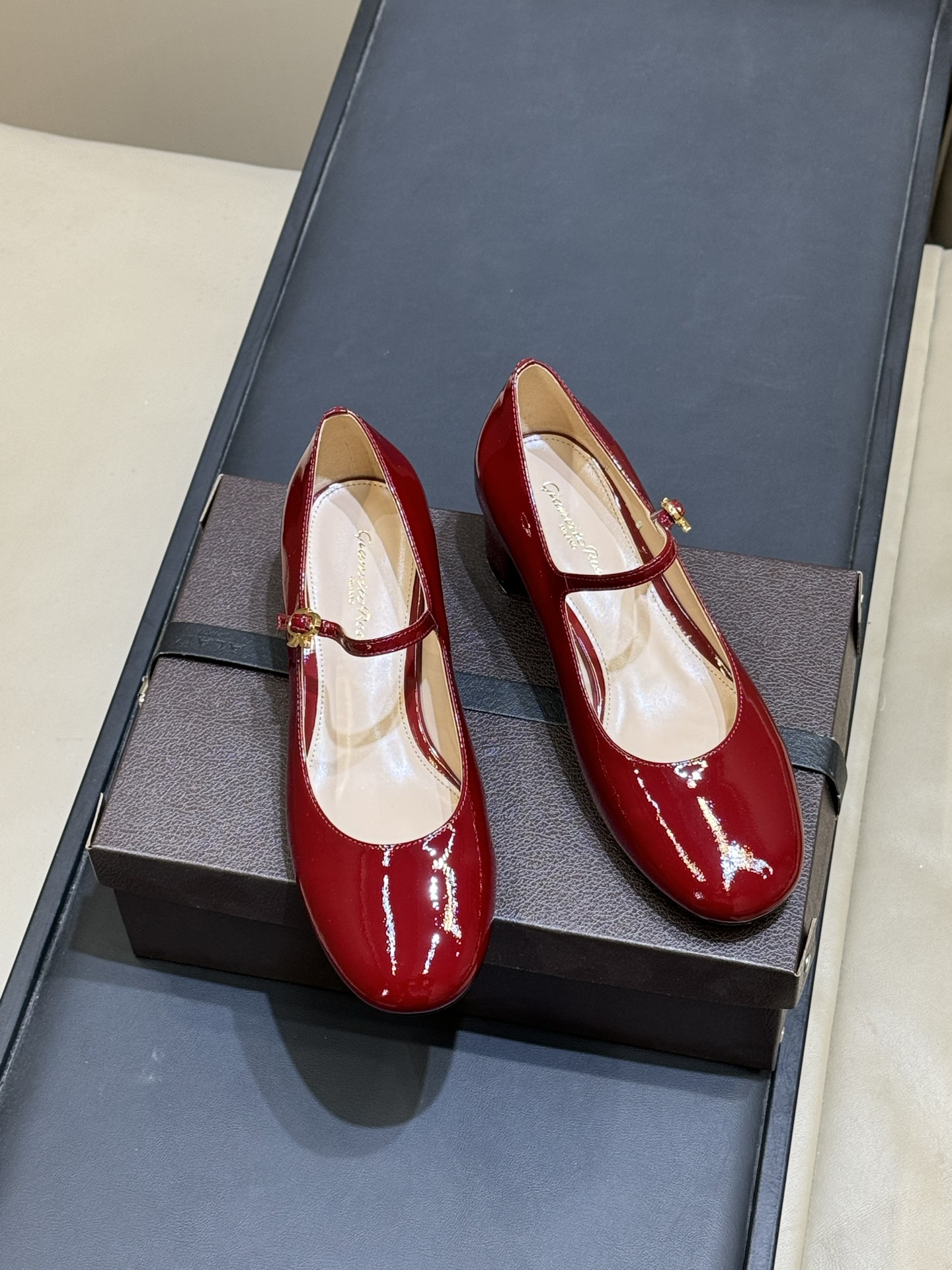 지안비토 로시(Gianvito Rossi) 메리제인 힐 신발