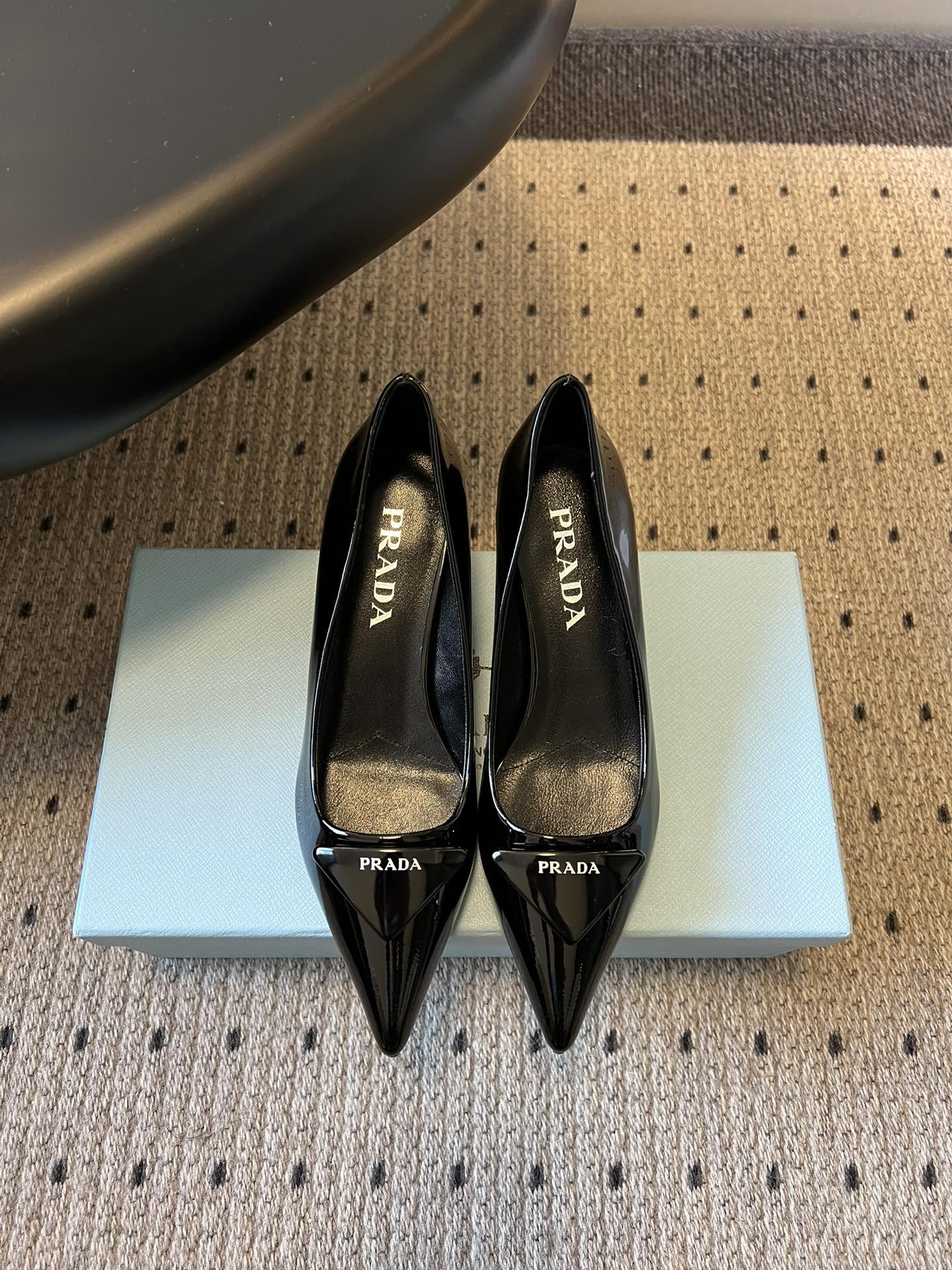 프라다(PRADA) 토 미드힐 펌프스 신발