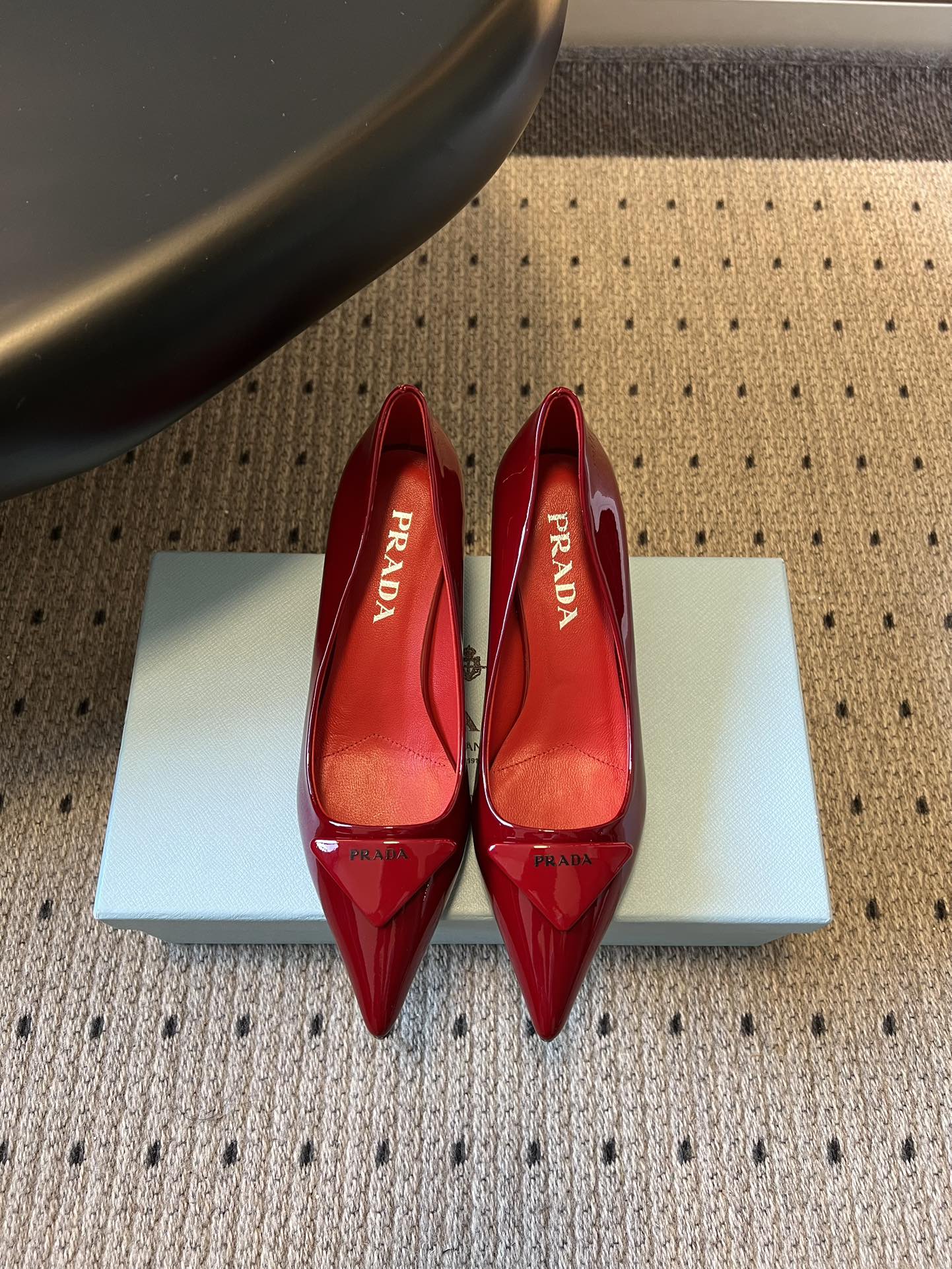 프라다(PRADA) 토 미드힐 펌프스 신발