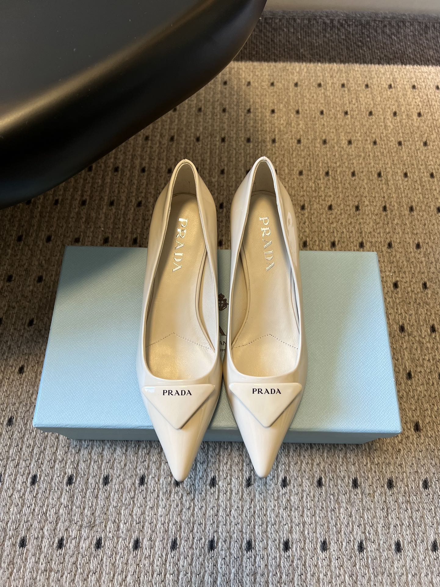 프라다(PRADA) 토 미드힐 펌프스 신발