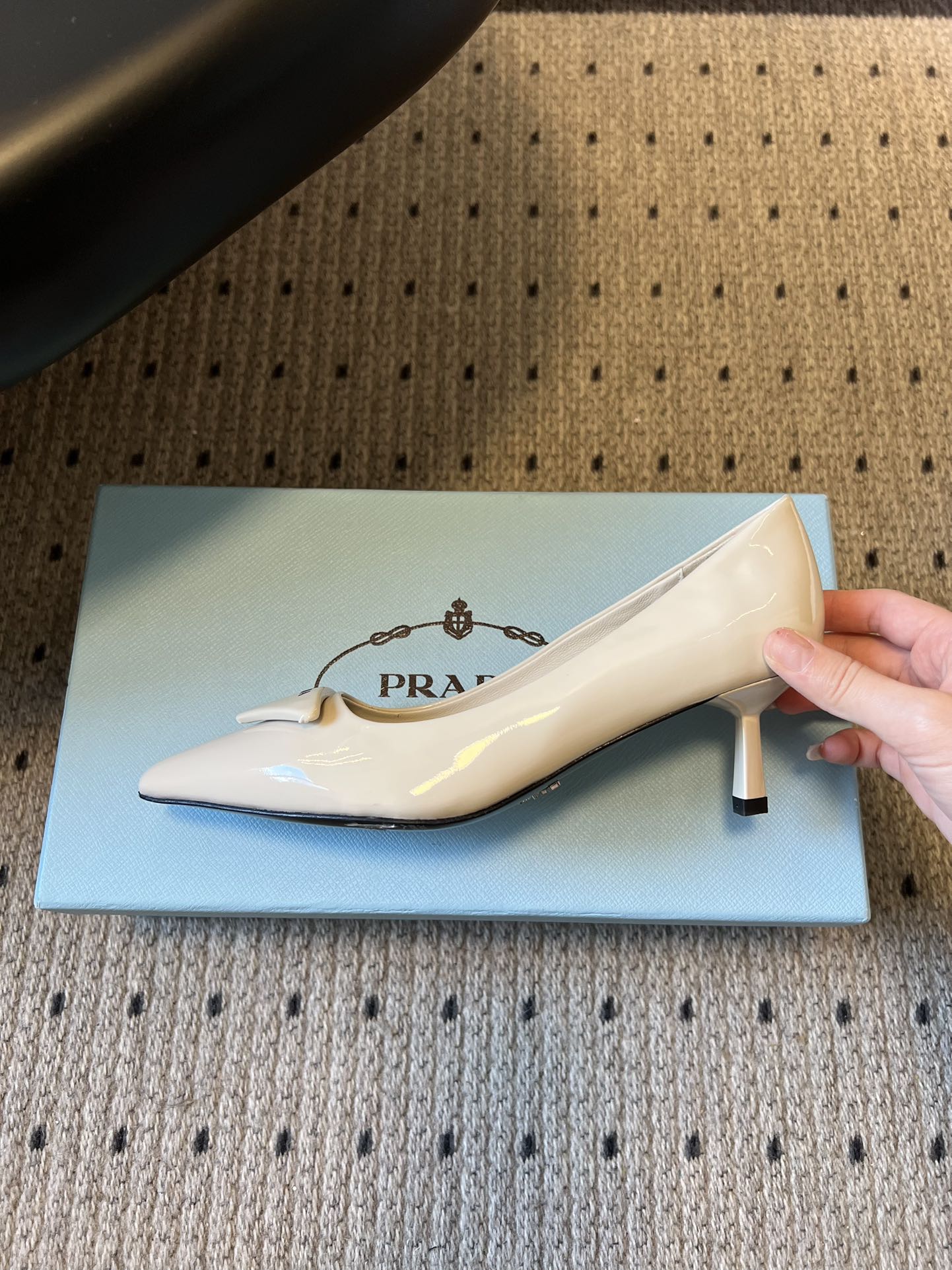 프라다(PRADA) 토 미드힐 펌프스 신발