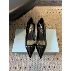 프라다(PRADA) 토 미드힐 펌프스 신발