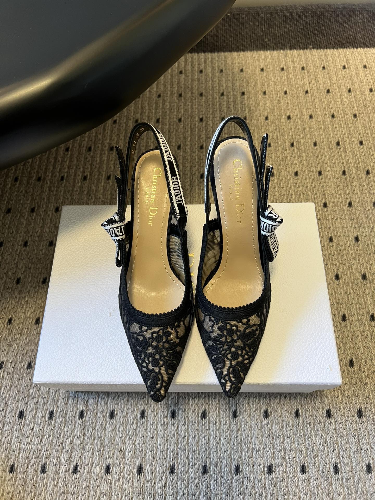 디올(DIOR) 포인티드 토 리본 하이힐 신발