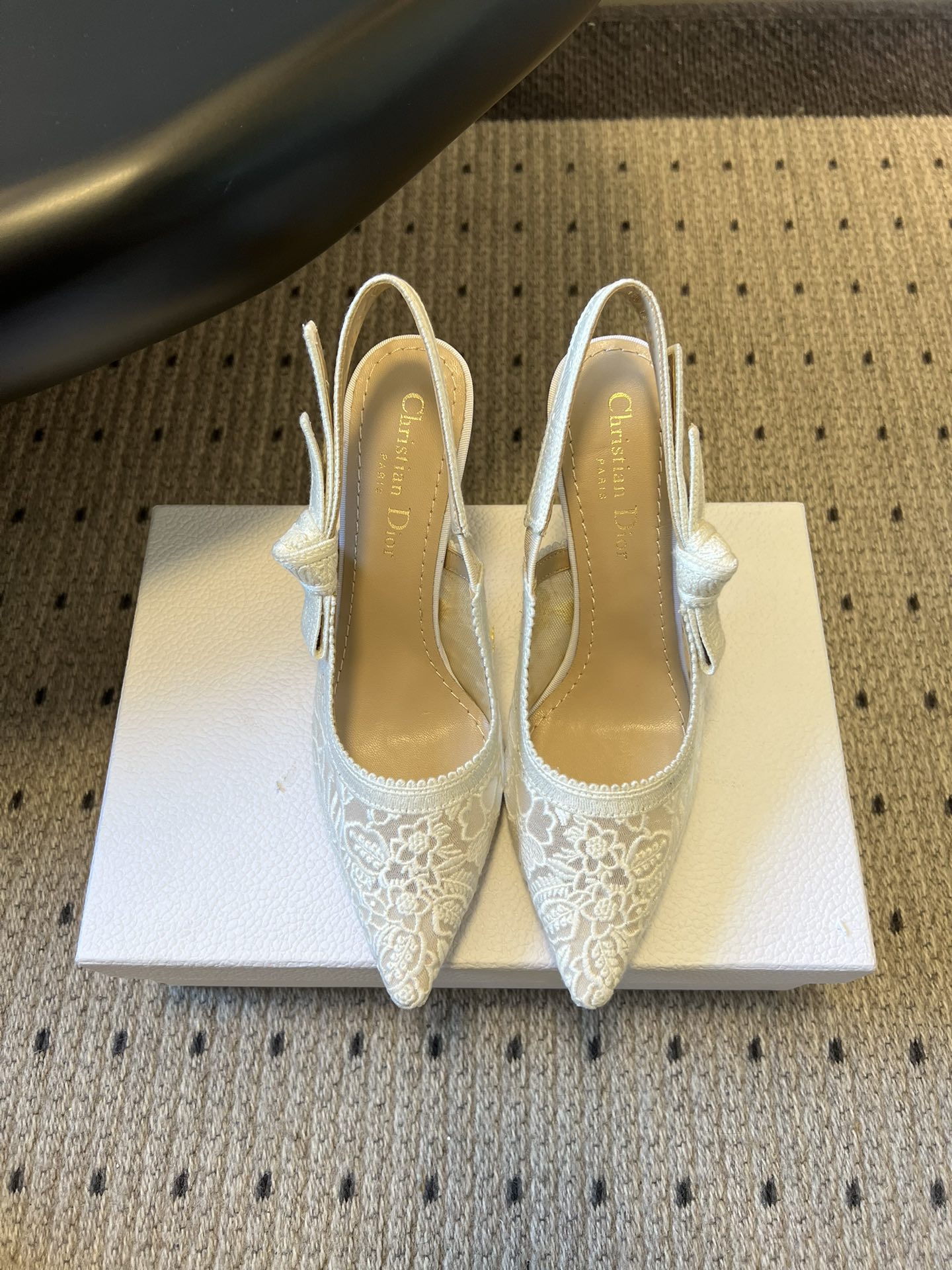 디올(DIOR) 포인티드 토 리본 하이힐 신발