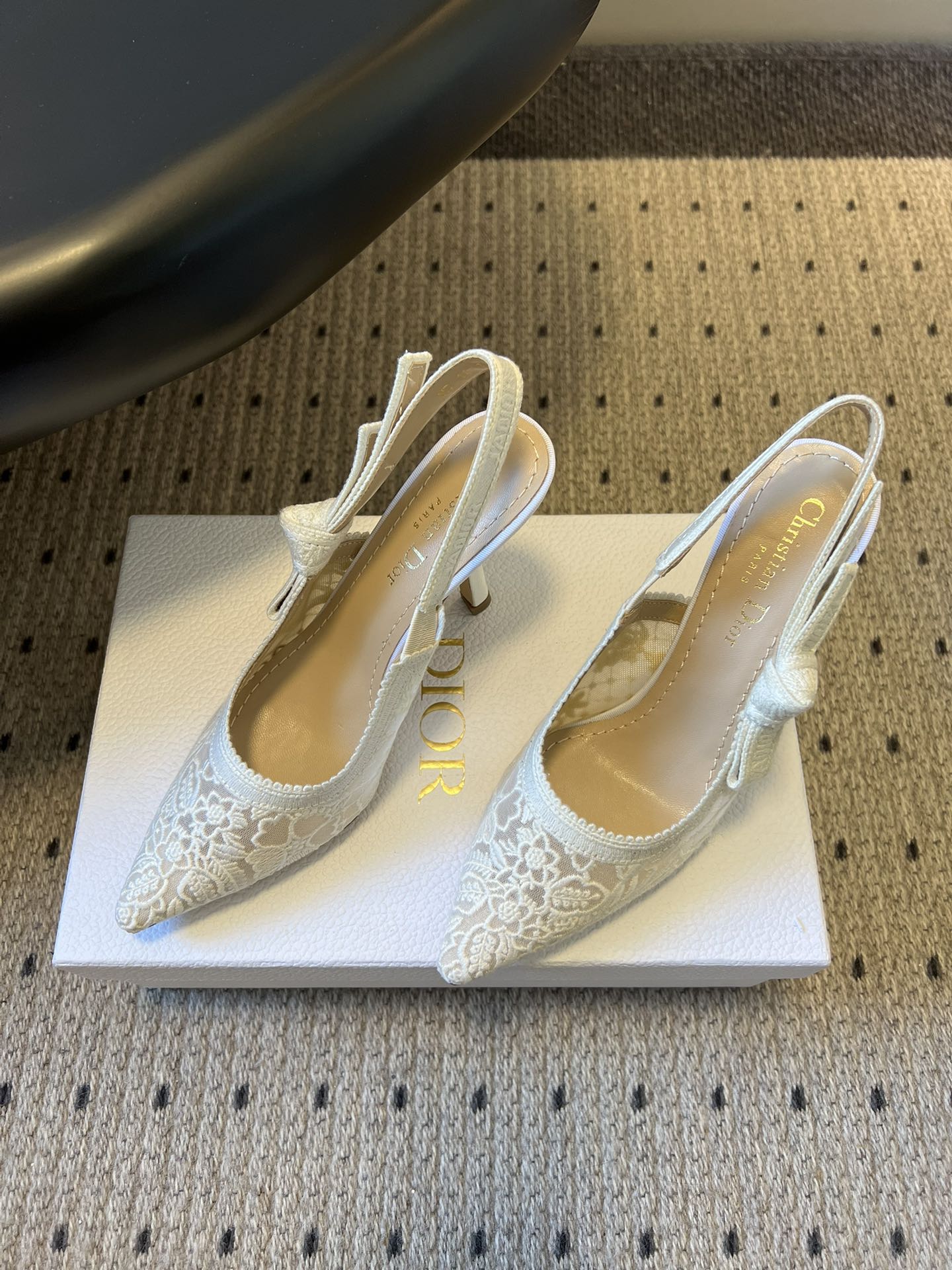 디올(DIOR) 포인티드 토 리본 하이힐 신발