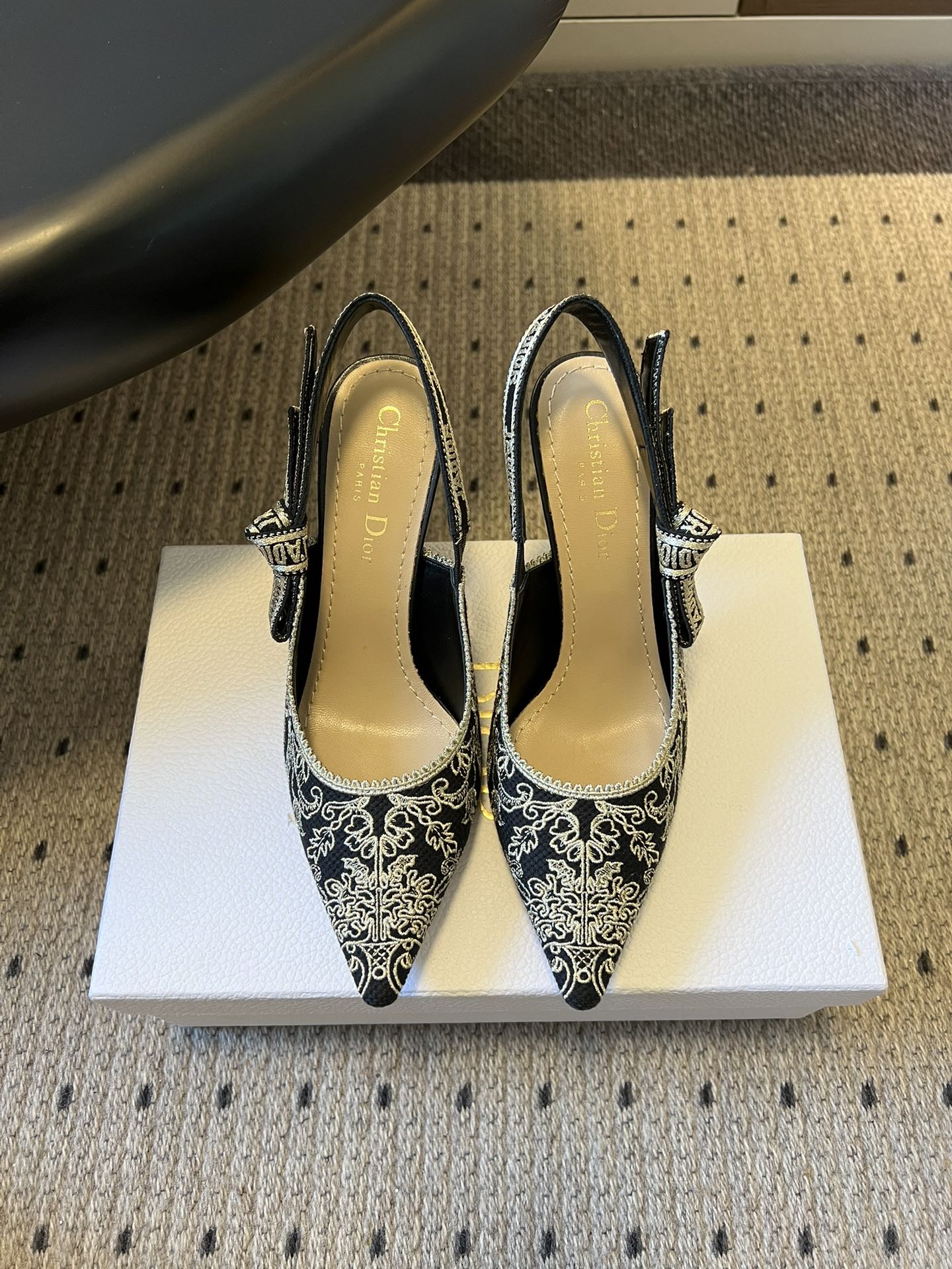 디올(DIOR) 포인티드 토 리본 하이힐 신발