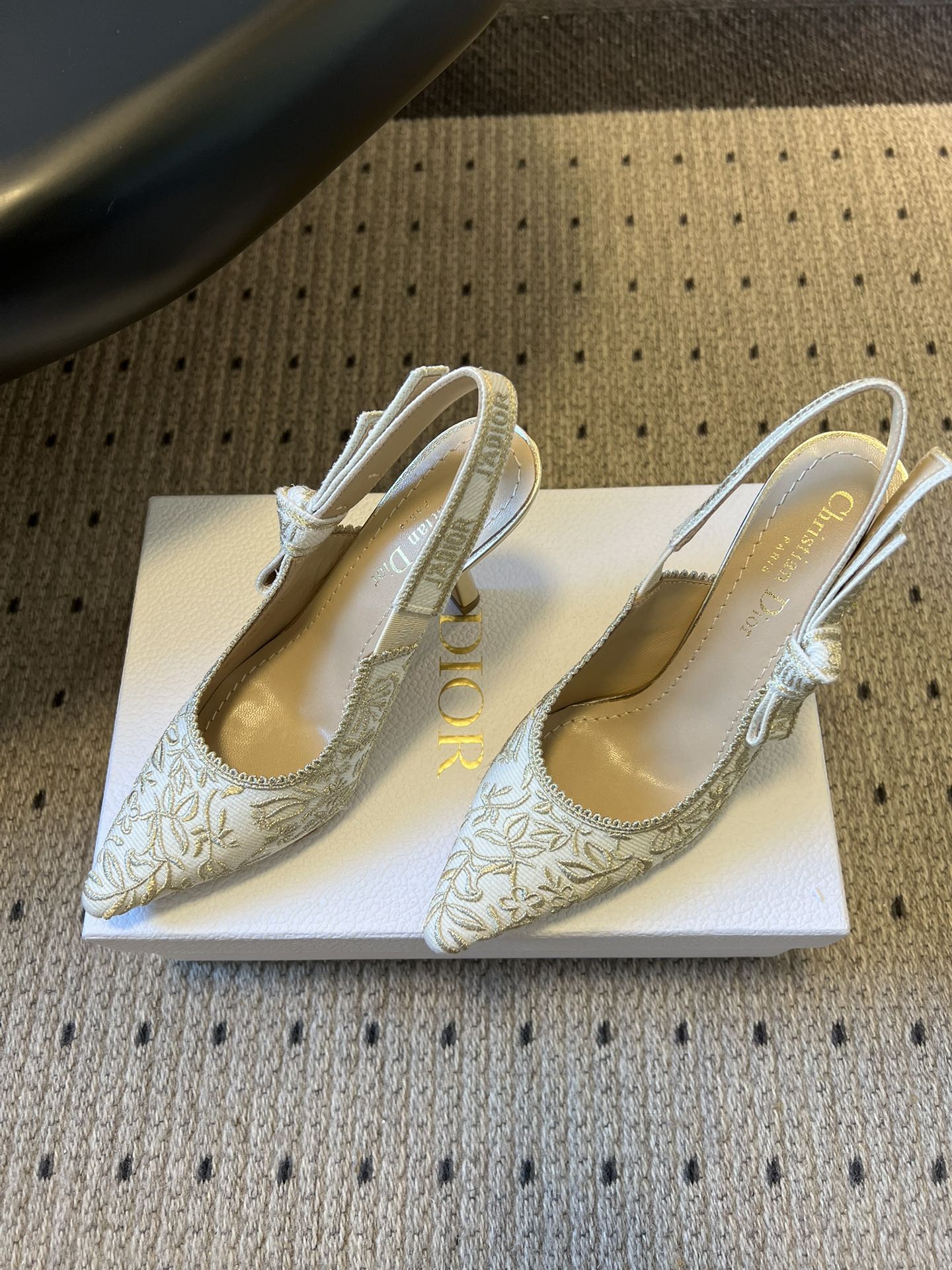 디올(DIOR) 포인티드 토 리본 하이힐 신발