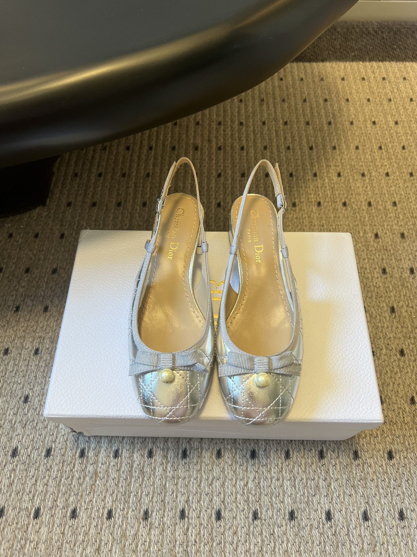 디올(DIOR) 리본 슬링백 로우힐 신발