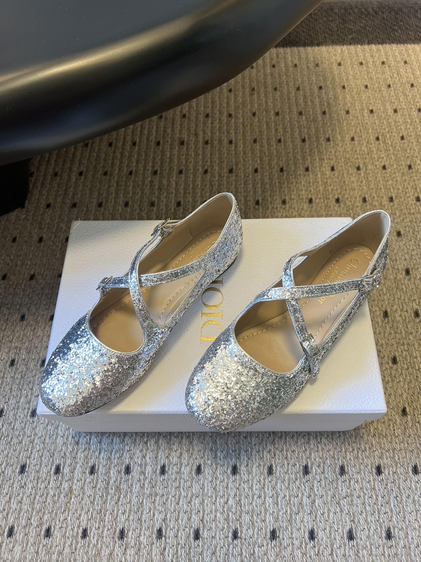 디올(DIOR) 크로스 스트랩 플랫 메리제인 슈즈 신발