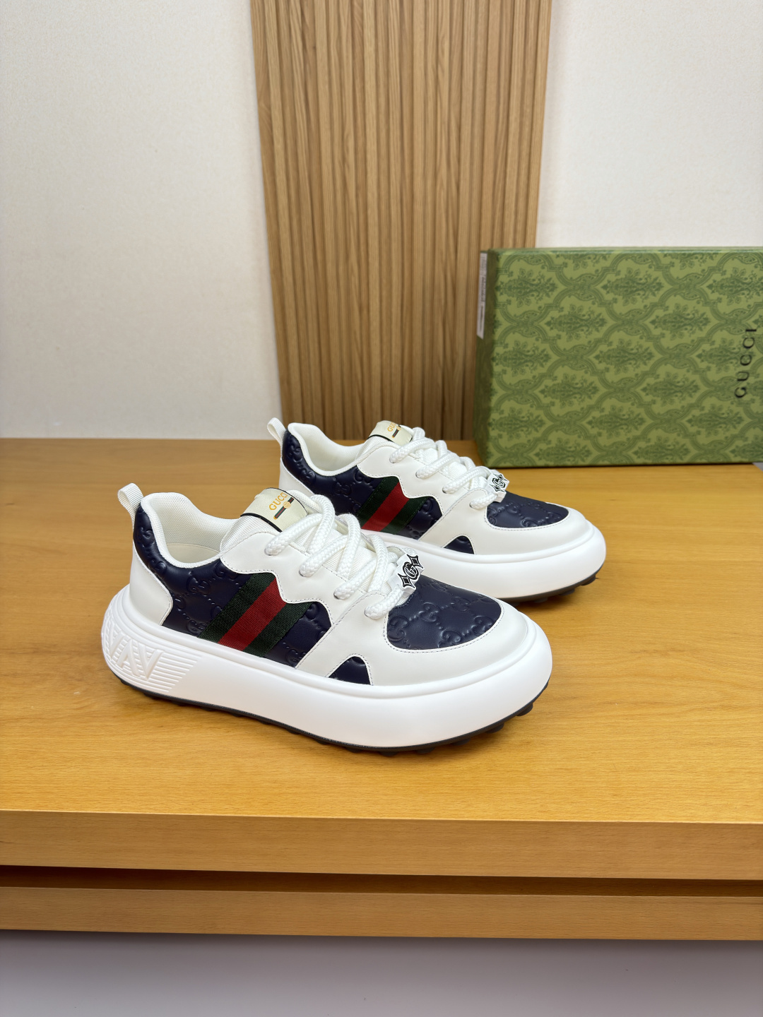 구찌(GUCCI) 하이엔드 엠보 로고 스니커즈 신발