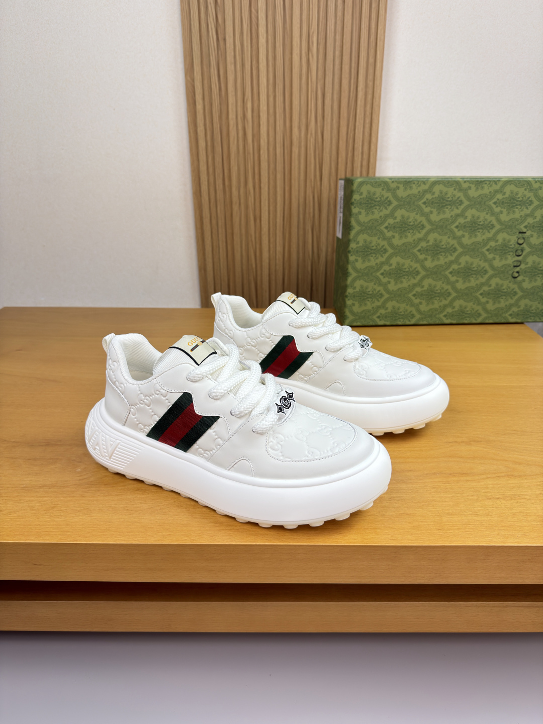 구찌(GUCCI) 하이엔드 엠보 로고 스니커즈 신발