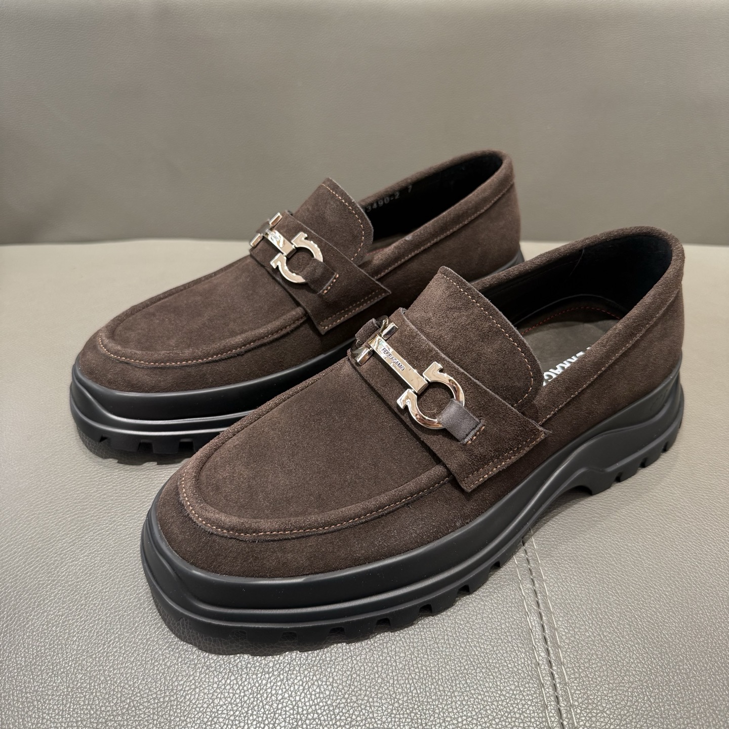 페라가모(Ferragamo) 간치니 튜블러 모카신 로퍼 구두 신발