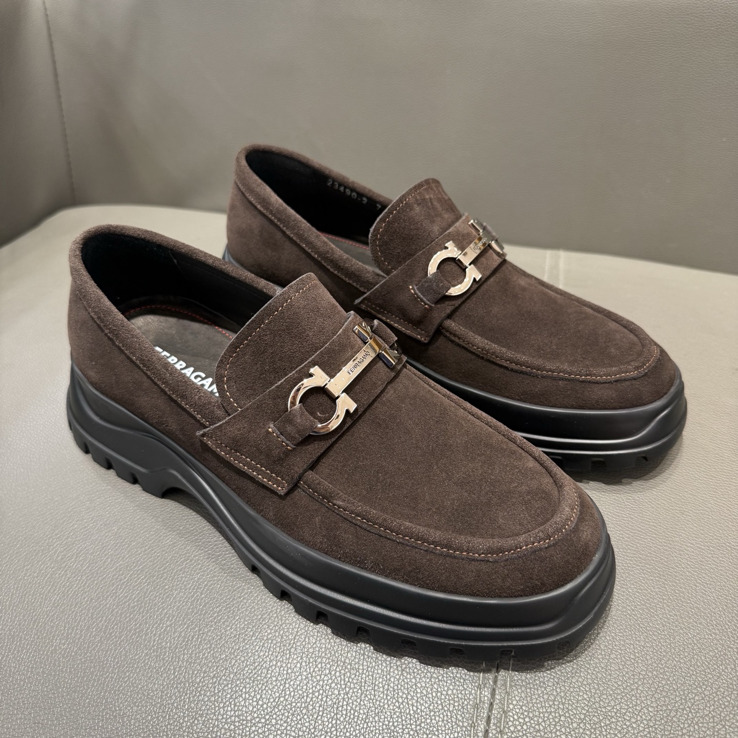 페라가모(Ferragamo) 간치니 튜블러 모카신 로퍼 구두 신발