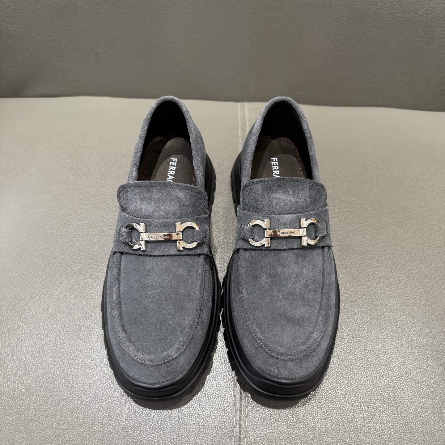 페라가모(Ferragamo) 간치니 튜블러 모카신 로퍼 구두 신발