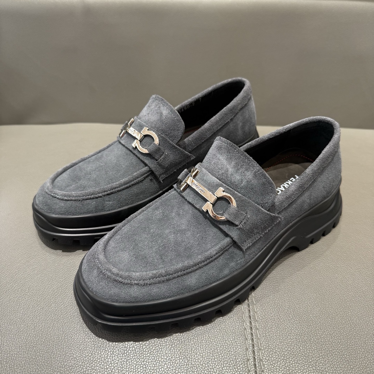 페라가모(Ferragamo) 간치니 튜블러 모카신 로퍼 구두 신발