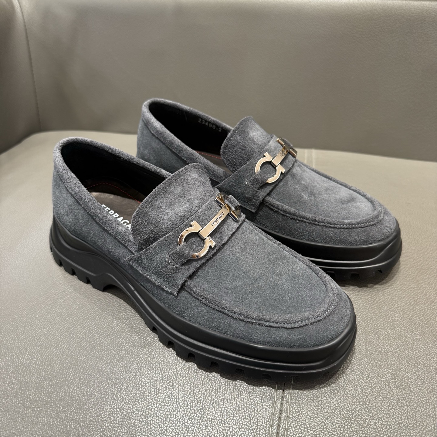 페라가모(Ferragamo) 간치니 튜블러 모카신 로퍼 구두 신발