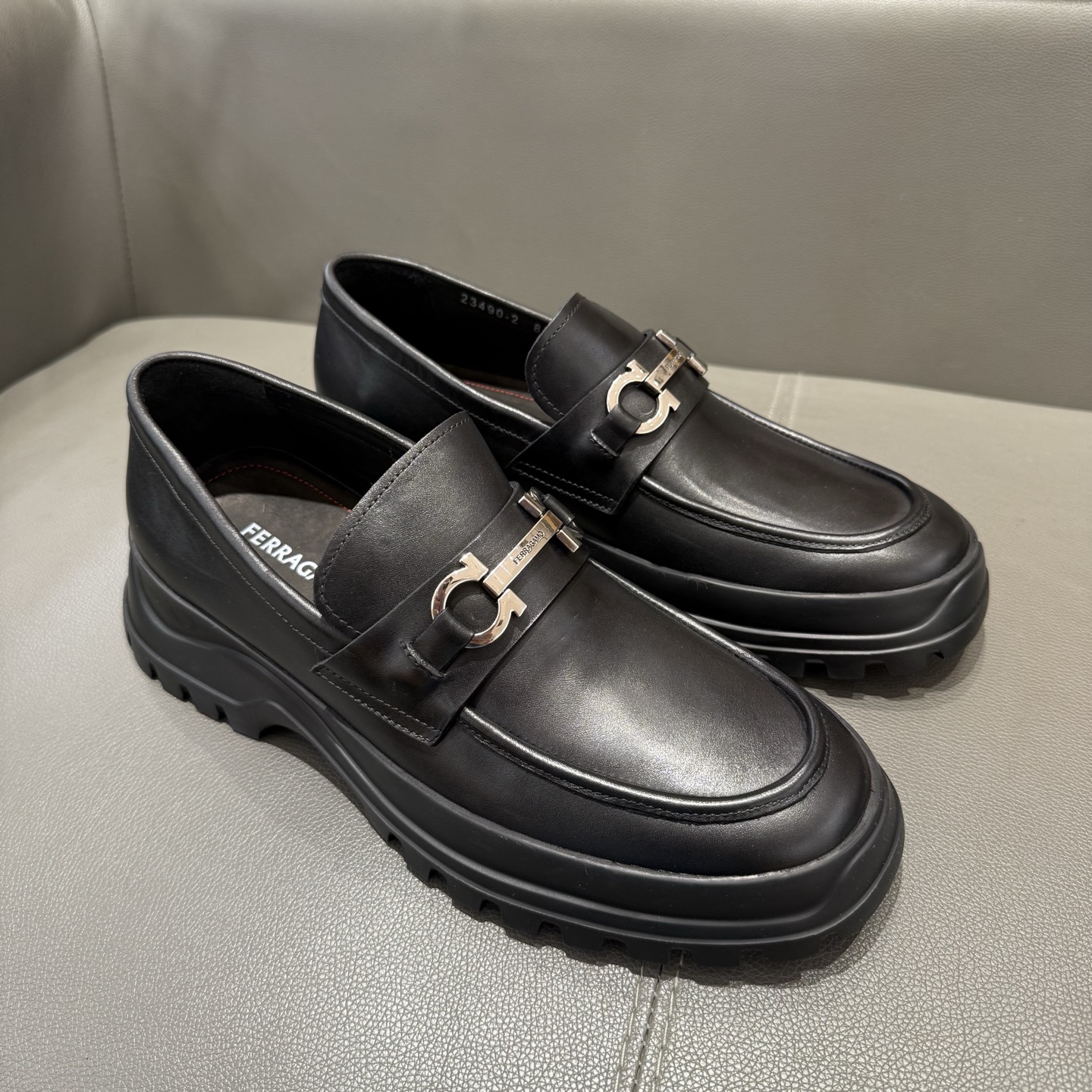 페라가모(Ferragamo) 간치니 튜블러 모카신 로퍼 구두 신발