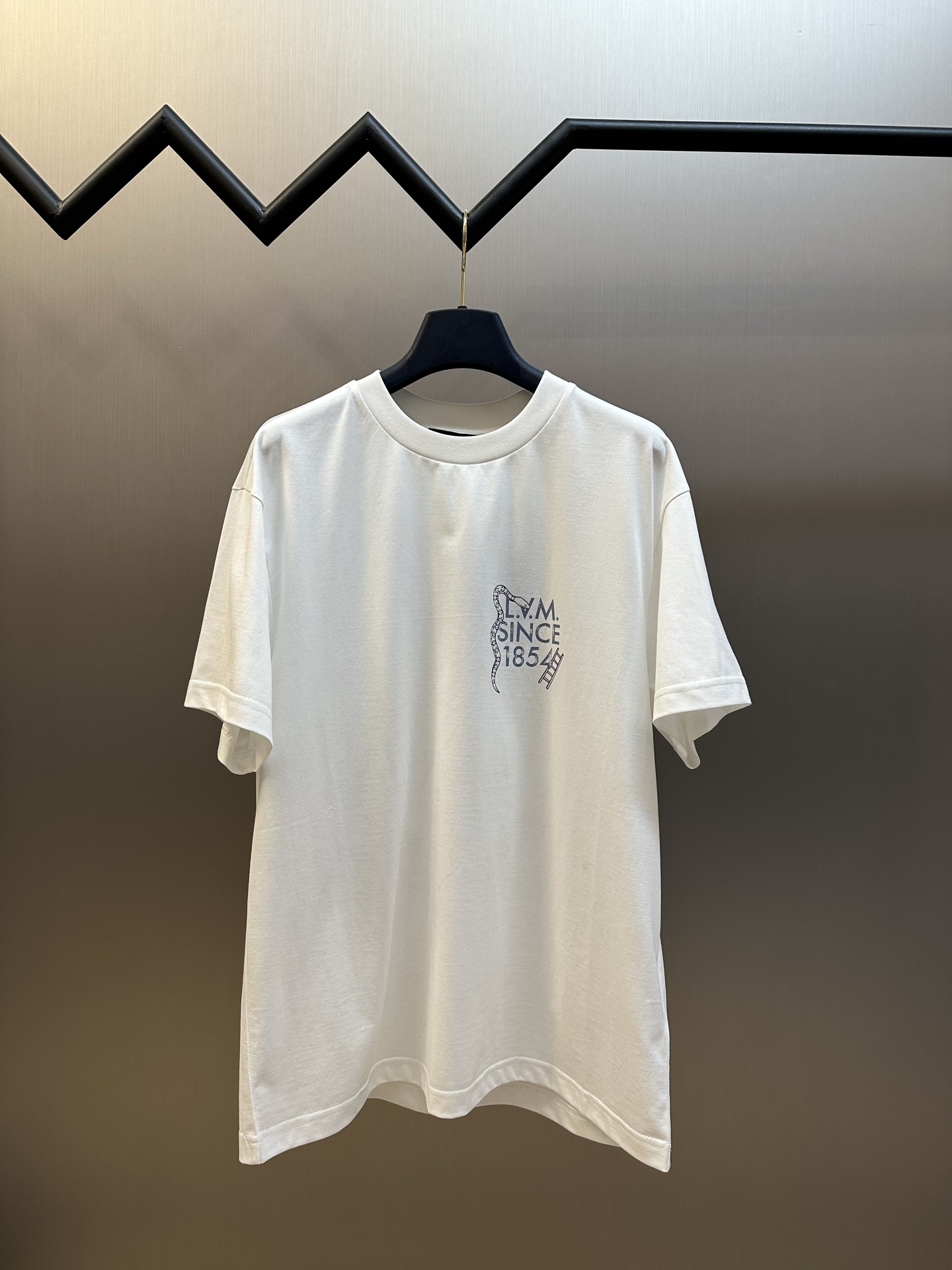 루이비통(LV) 스네이크 그래픽 프린트 크루넥 반소매 티셔츠 의류