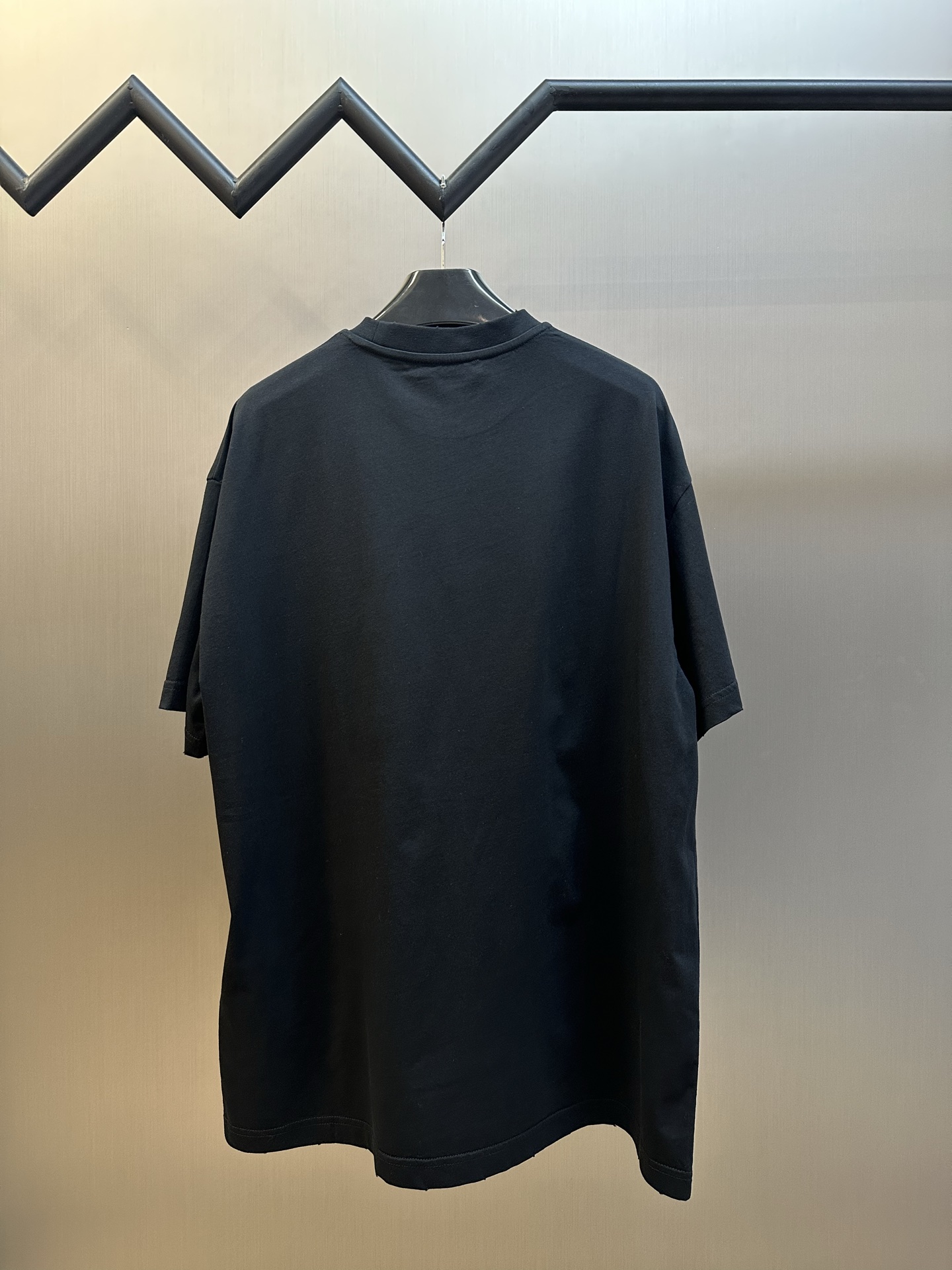 프라다(PRADA) 메탈 로고 라운드넥 반팔 의류