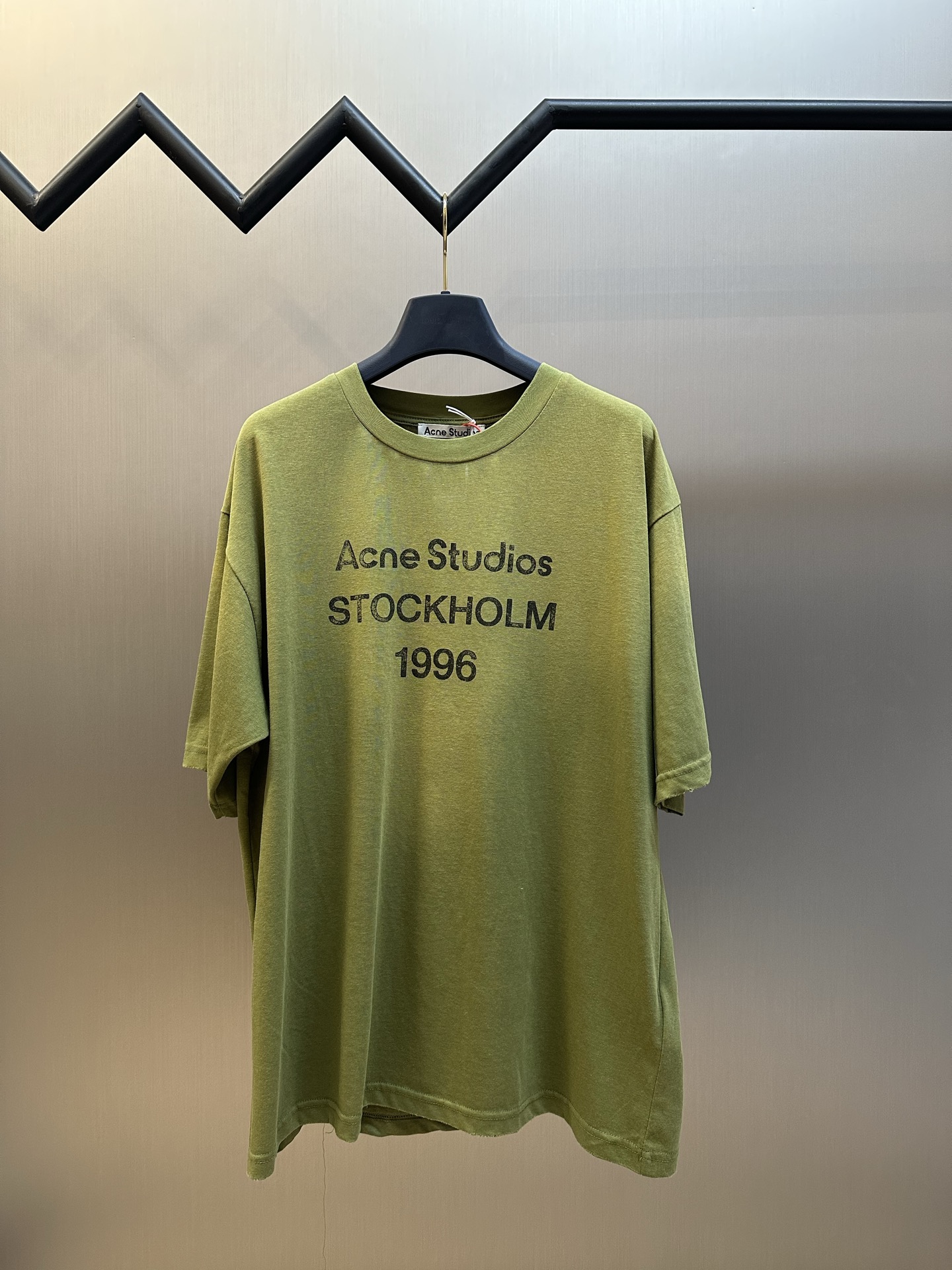 아크네(Acne studios) 스프레이 워싱 로고 반팔 의류