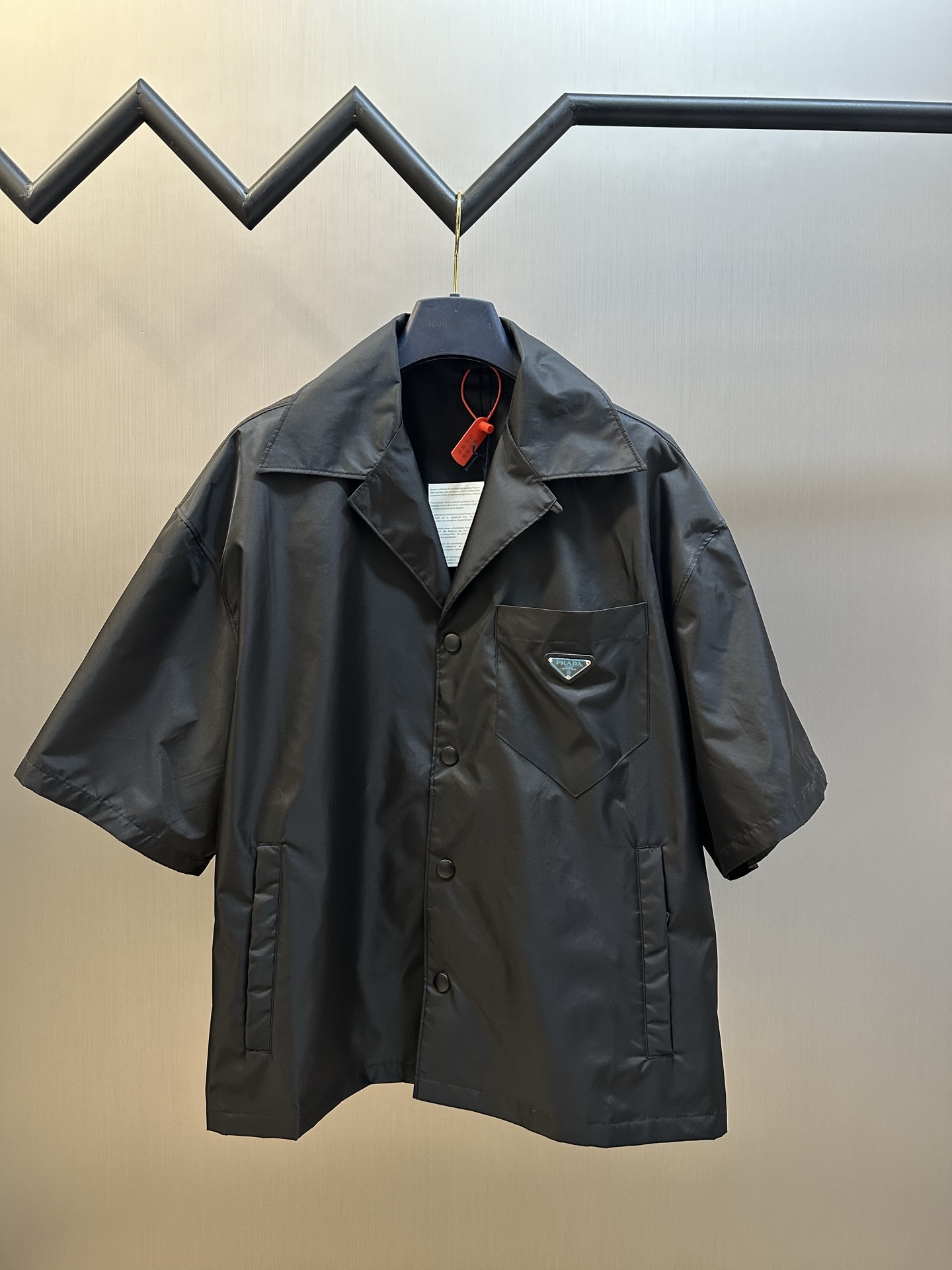 프라다(PRADA) 삼각 로고 반팔 셔츠 의류