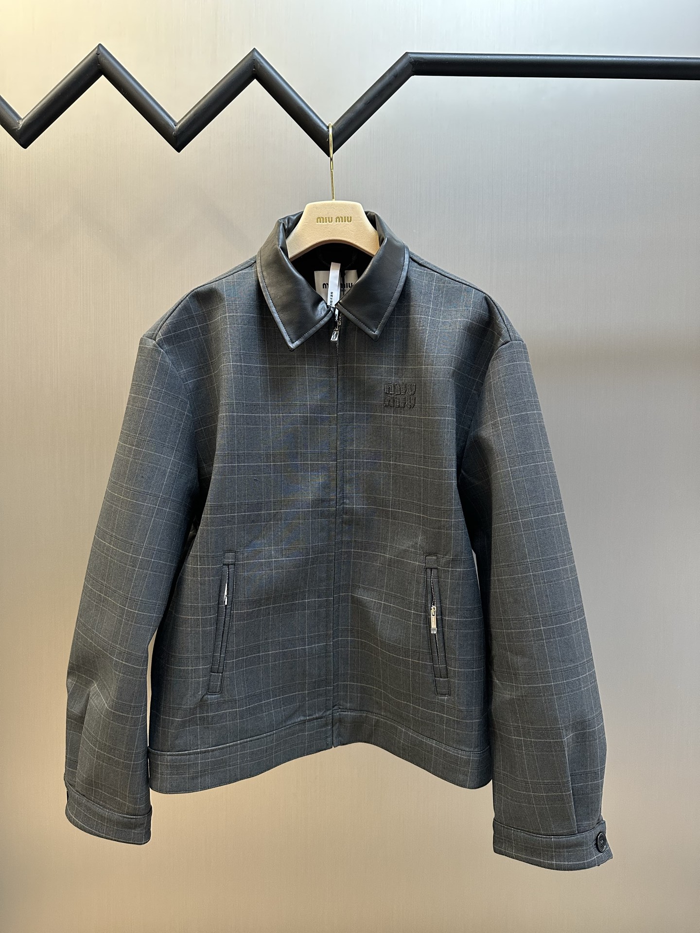 미우미우(MiuMiu) 카라 체크 레터링 자수 재킷 의류
