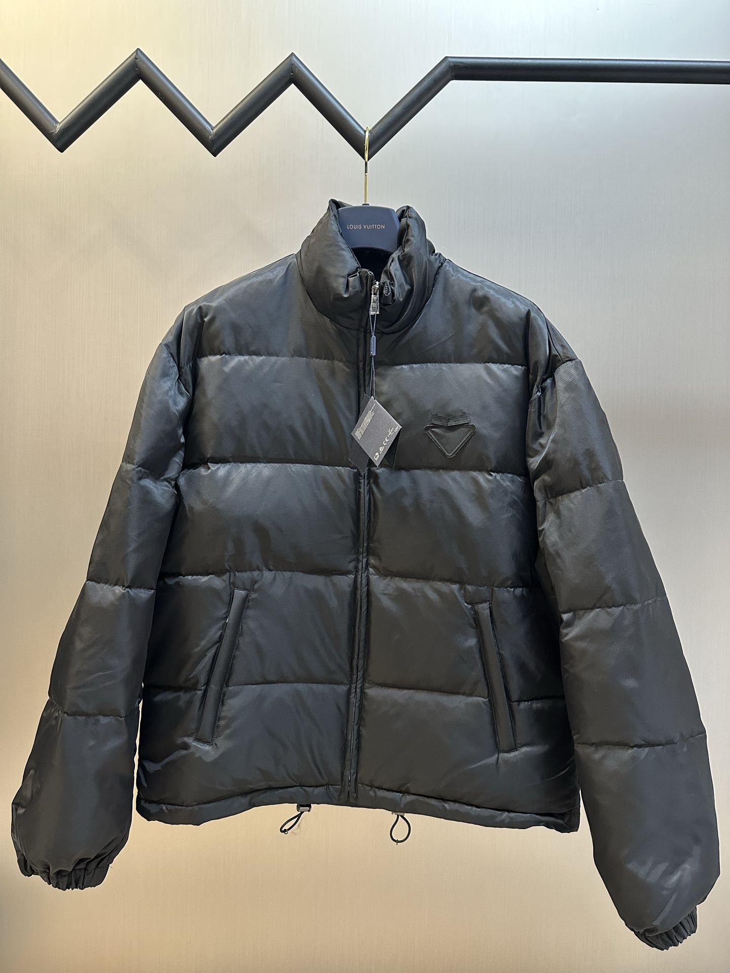 프라다(PRADA) 스탠드 칼라 지퍼 다운 재킷 의류