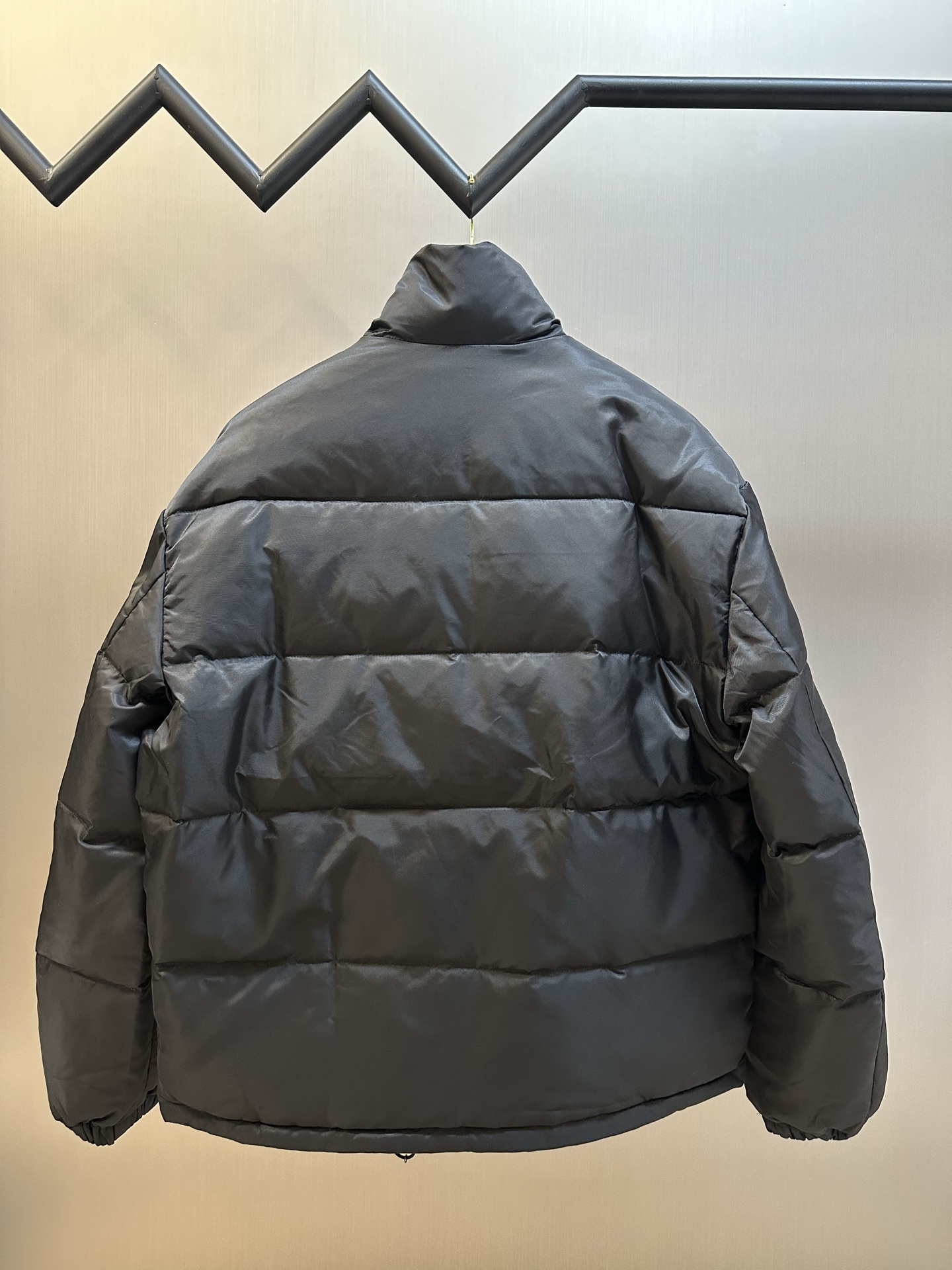 프라다(PRADA) 스탠드 칼라 지퍼 다운 재킷 의류