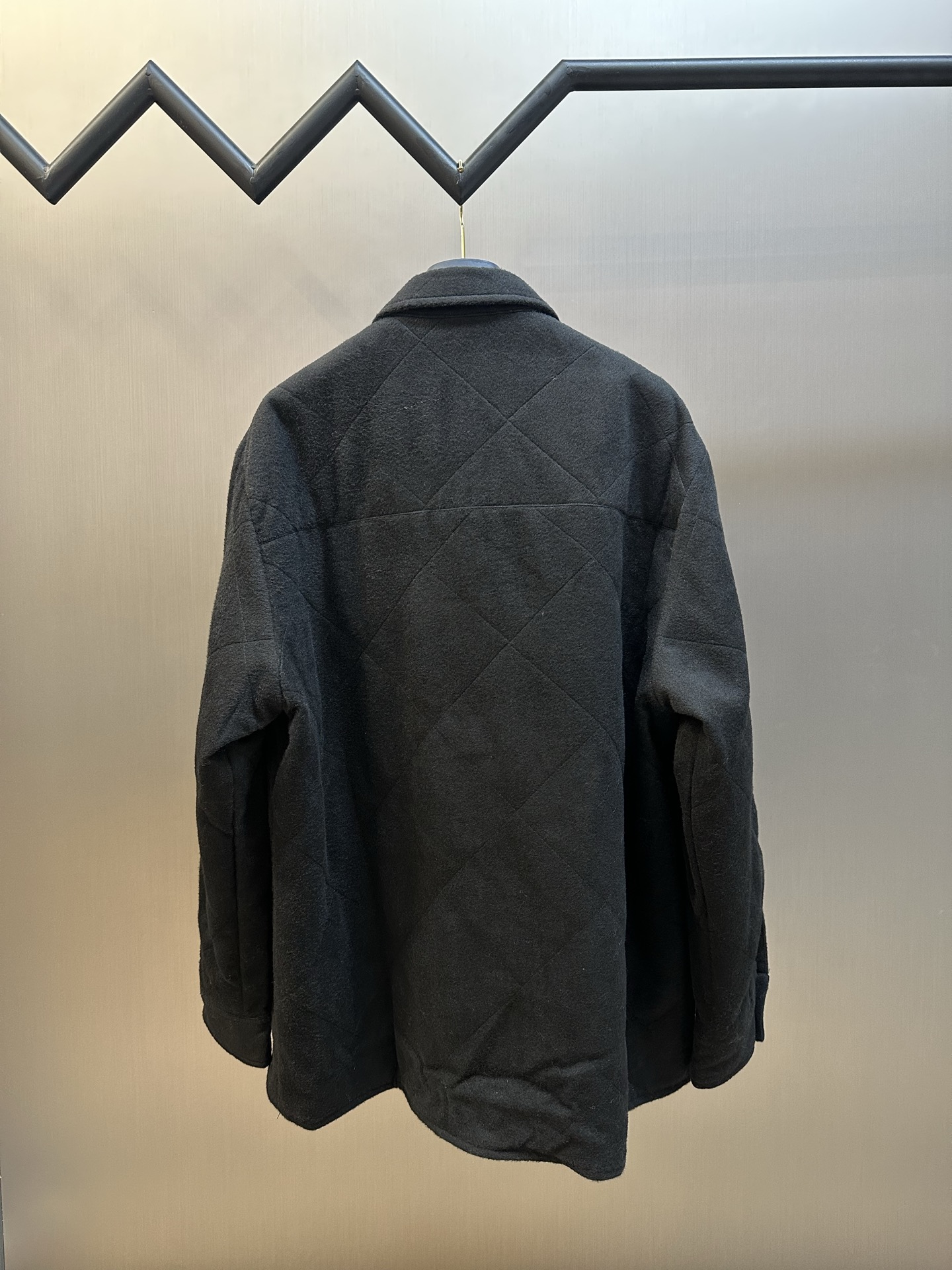 프라다(PRADA) 삼각 로고 칼라 패딩 재킷 의류