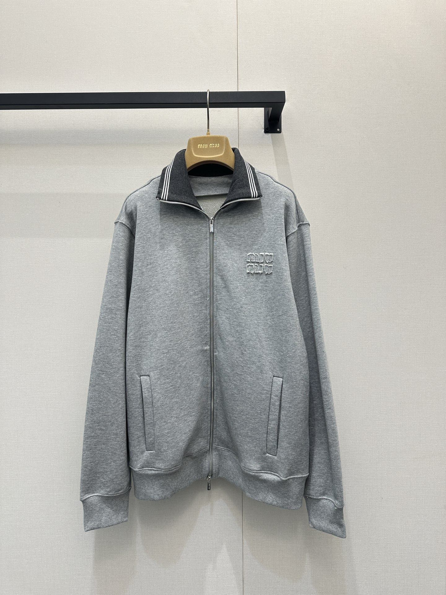 miumiu 미우미우 레터링 패치 릴랙스 카라 집업 자켓 재킷 의류