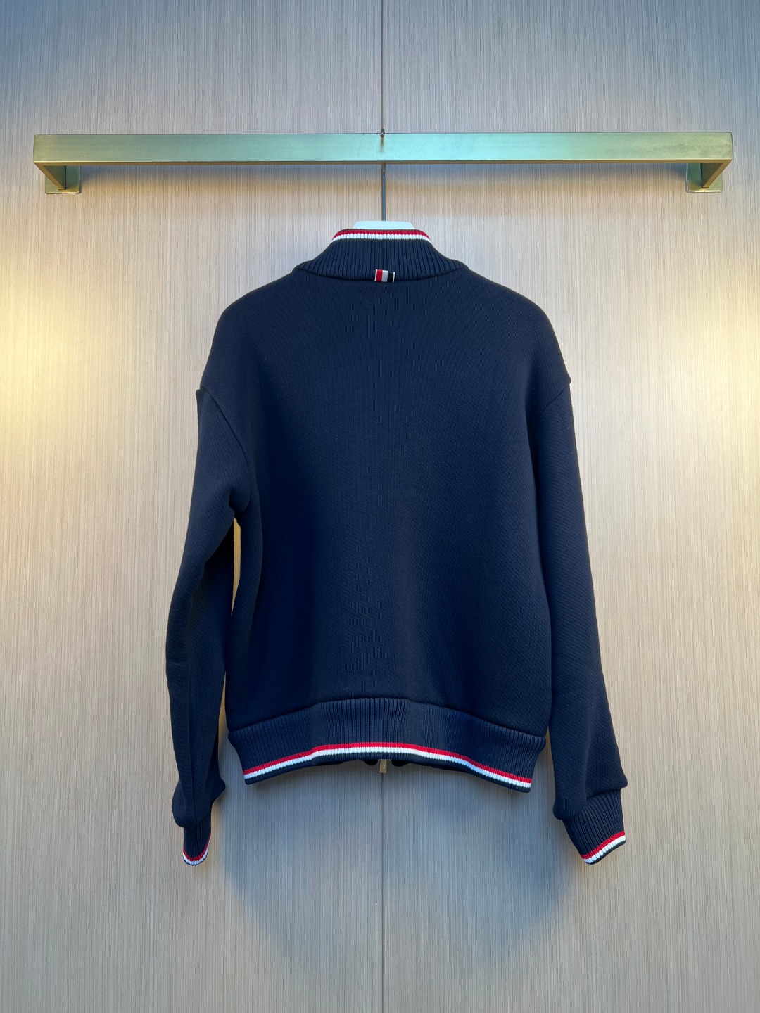 톰브라운(Thom Browne) 태그 디테일 지퍼 스탠드 칼라 재킷 아우터 의류