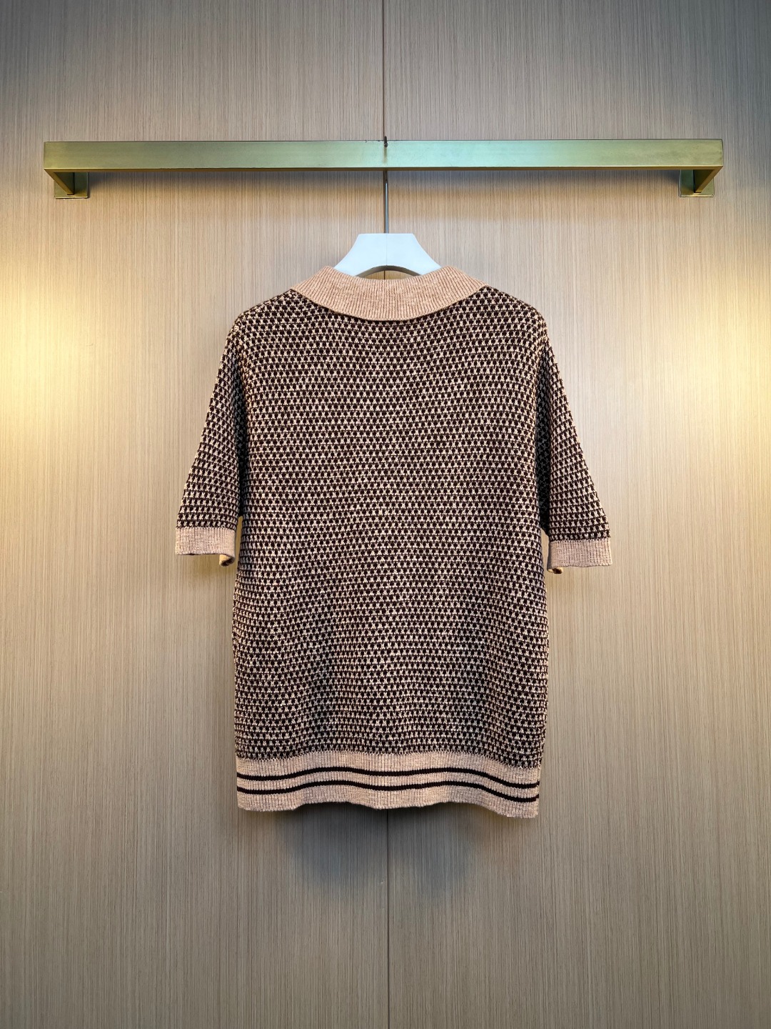 루이비통(LV) 가죽 로고 패치 니트 반팔 의류