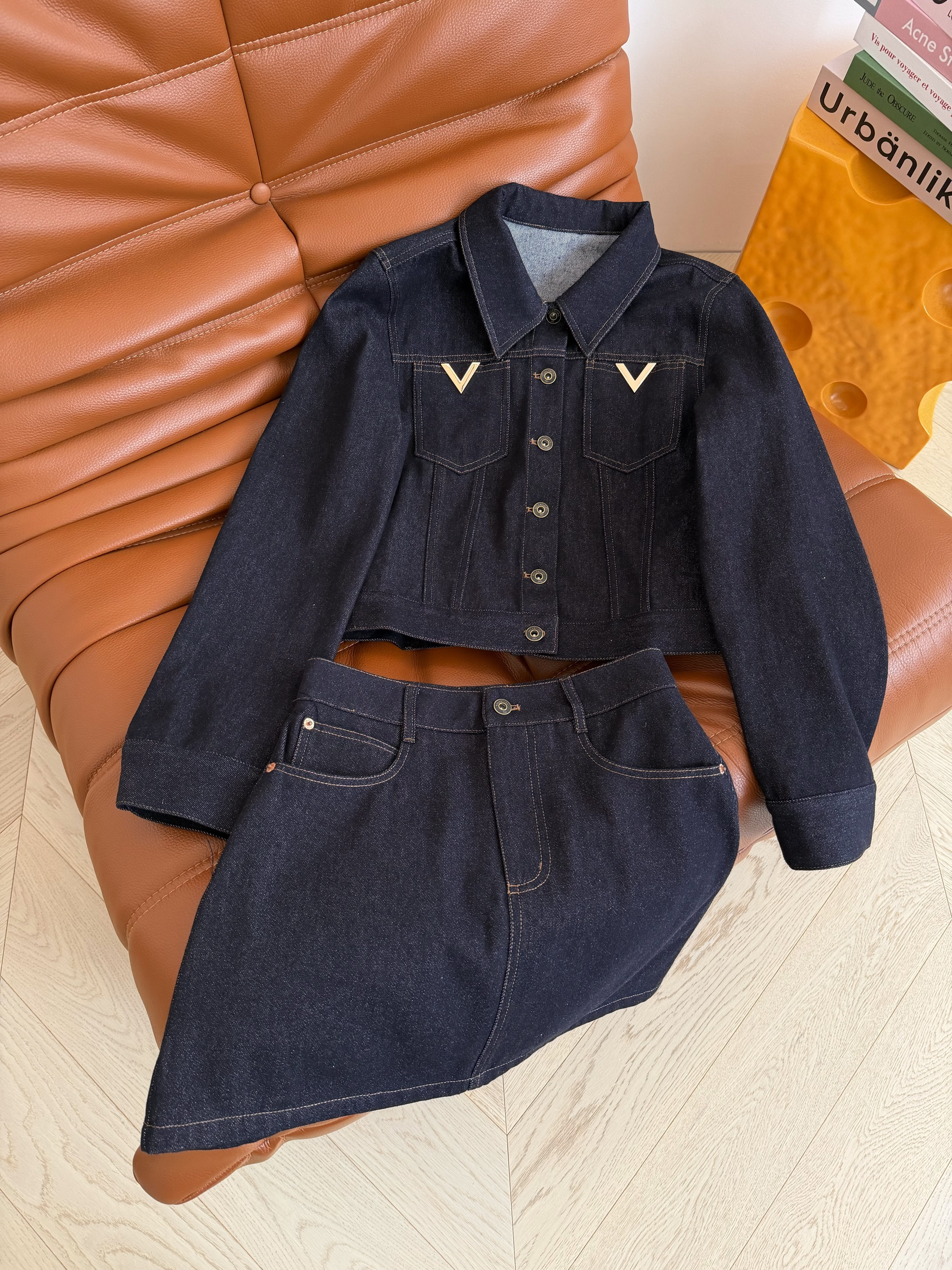 Valentino 발렌티노 V 메탈 버클 데님 투피스 세트 자켓 재킷 + 스커트 치마 셋업 의류