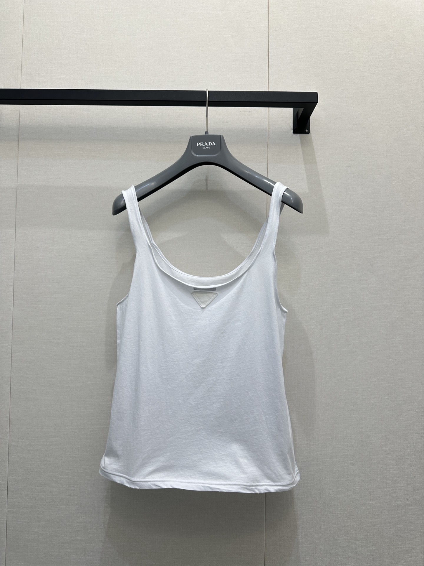 프라다(Prada) 와이어 셔링 입체 로고 슬리브리스 민소매 나시 의류