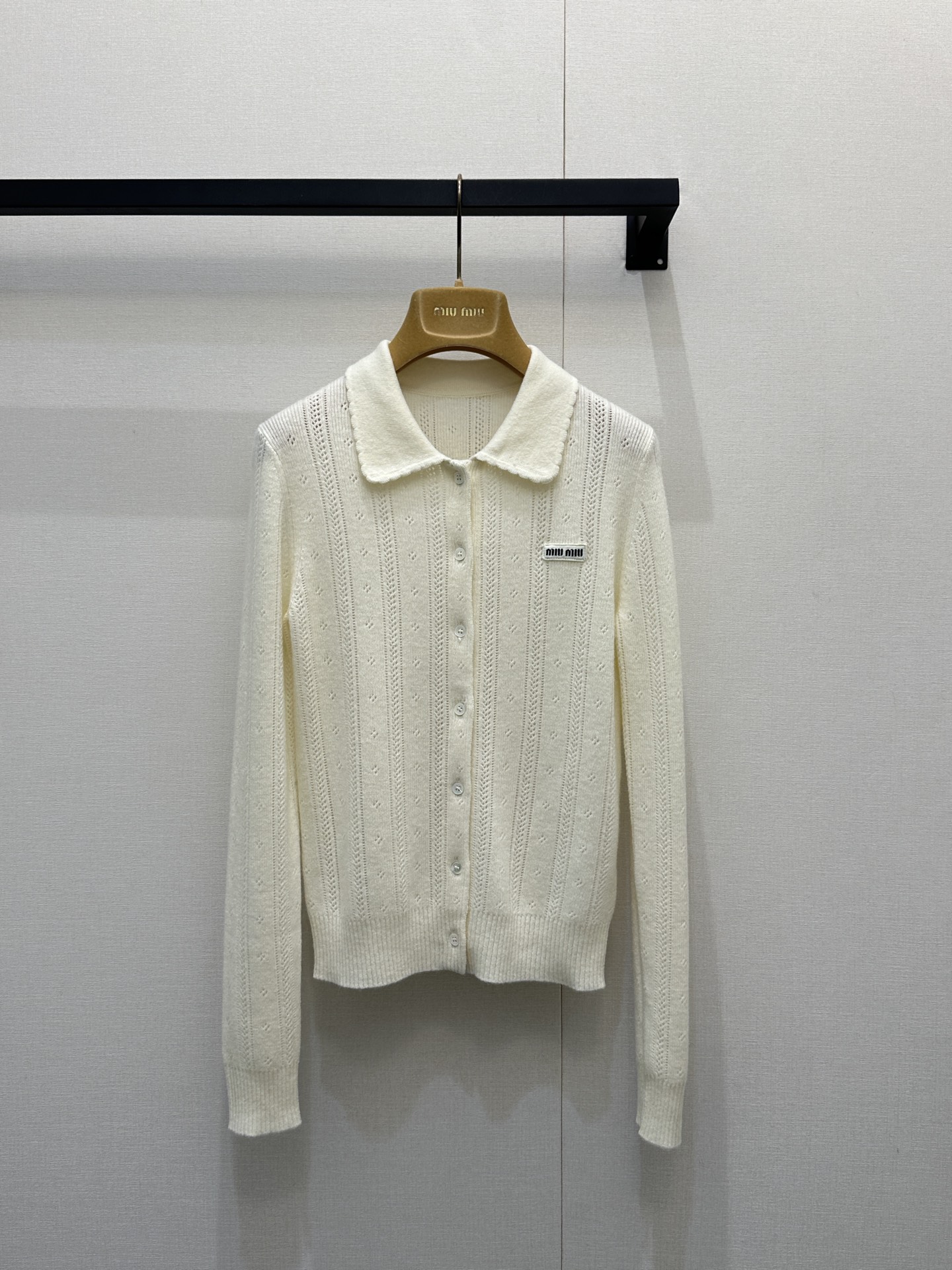 미우미우(miumiu) 프레피룩 엠블럼 캐시미어 폴로 카라 긴팔 니트 의류