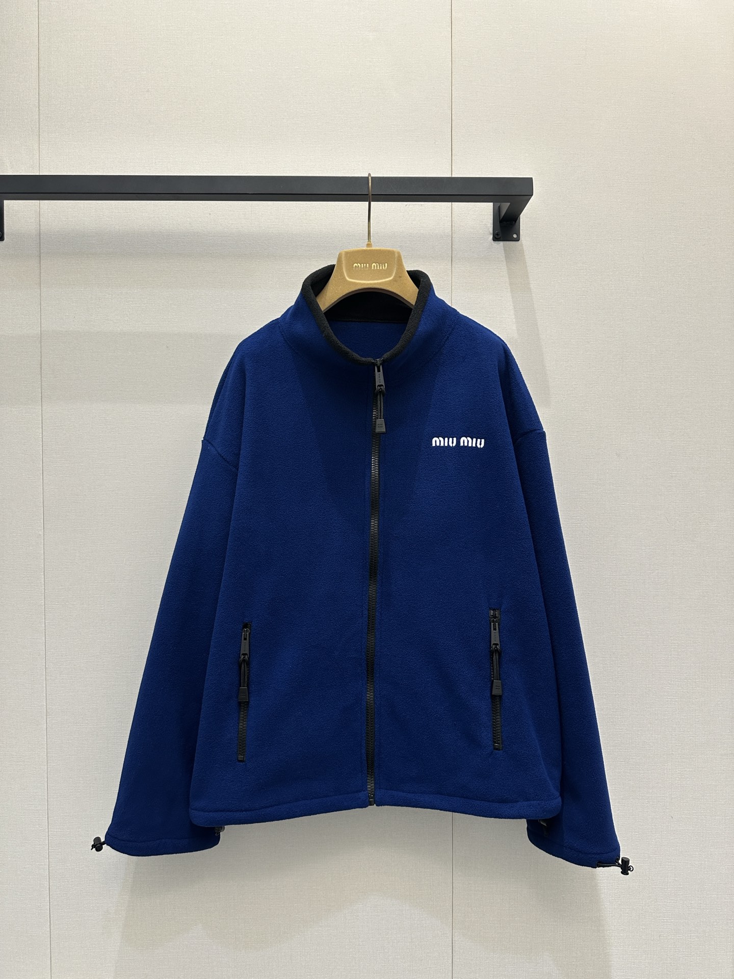 미우미우(miumiu) 로고 자수 쉐르파 플리스 후리스 후드 집업 자켓 재킷 의류